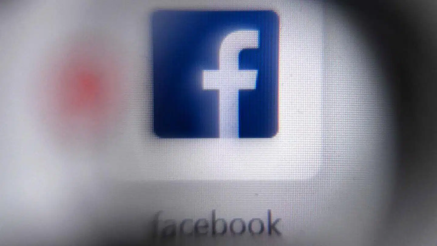 Facebook slås ikke blot med politikerne i øjeblikket. For de unge udfaser selskabets tjenester. De vil hellere bruge tiden andre steder.