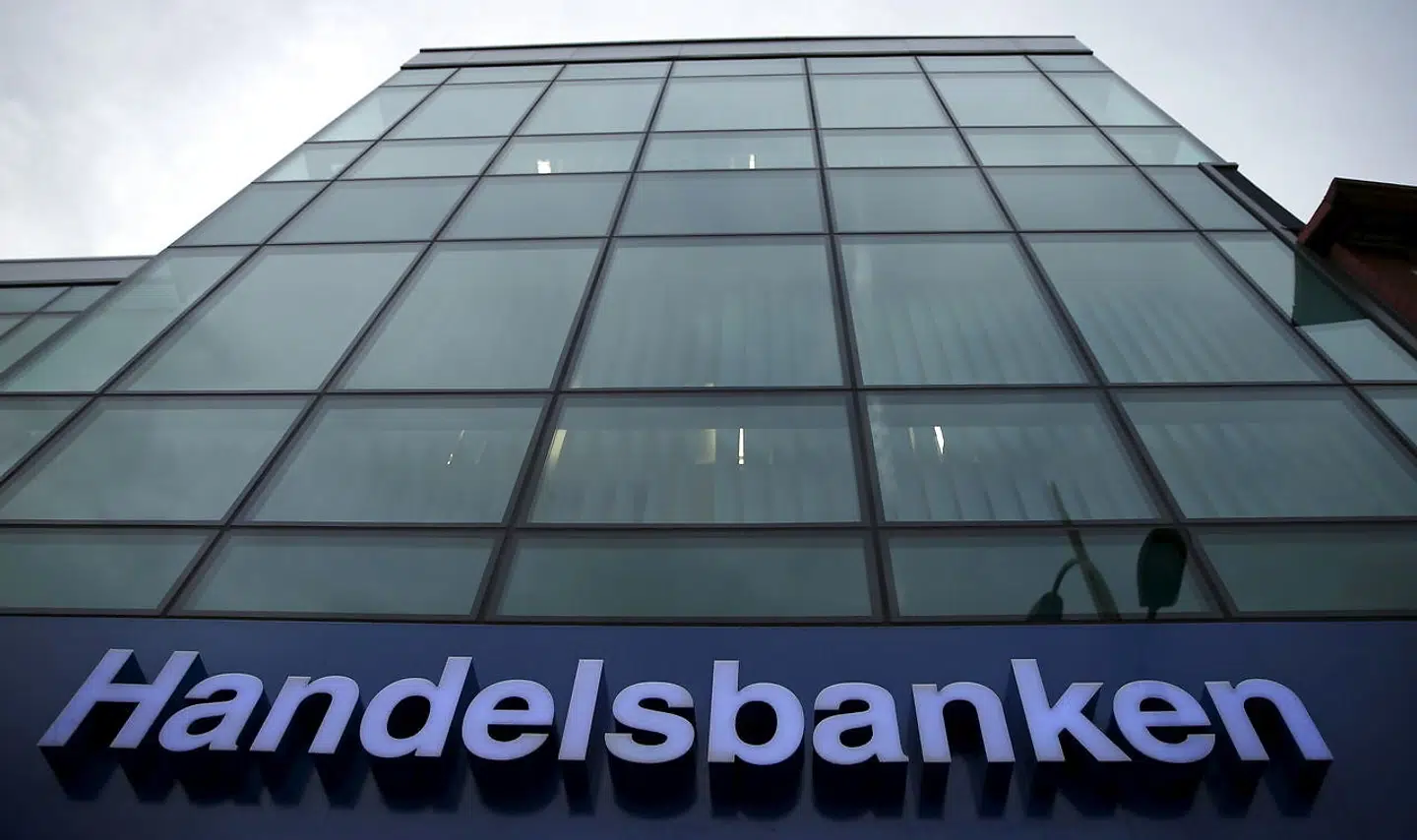 Handelsbanken har sådan set bare givet op i Danmark. Den iskolde kalkule er, at de kan lave en bedre forretning uden for Danmark. Tillykke til Simon Kollerup. Danmark er blevet en bank fattigere.