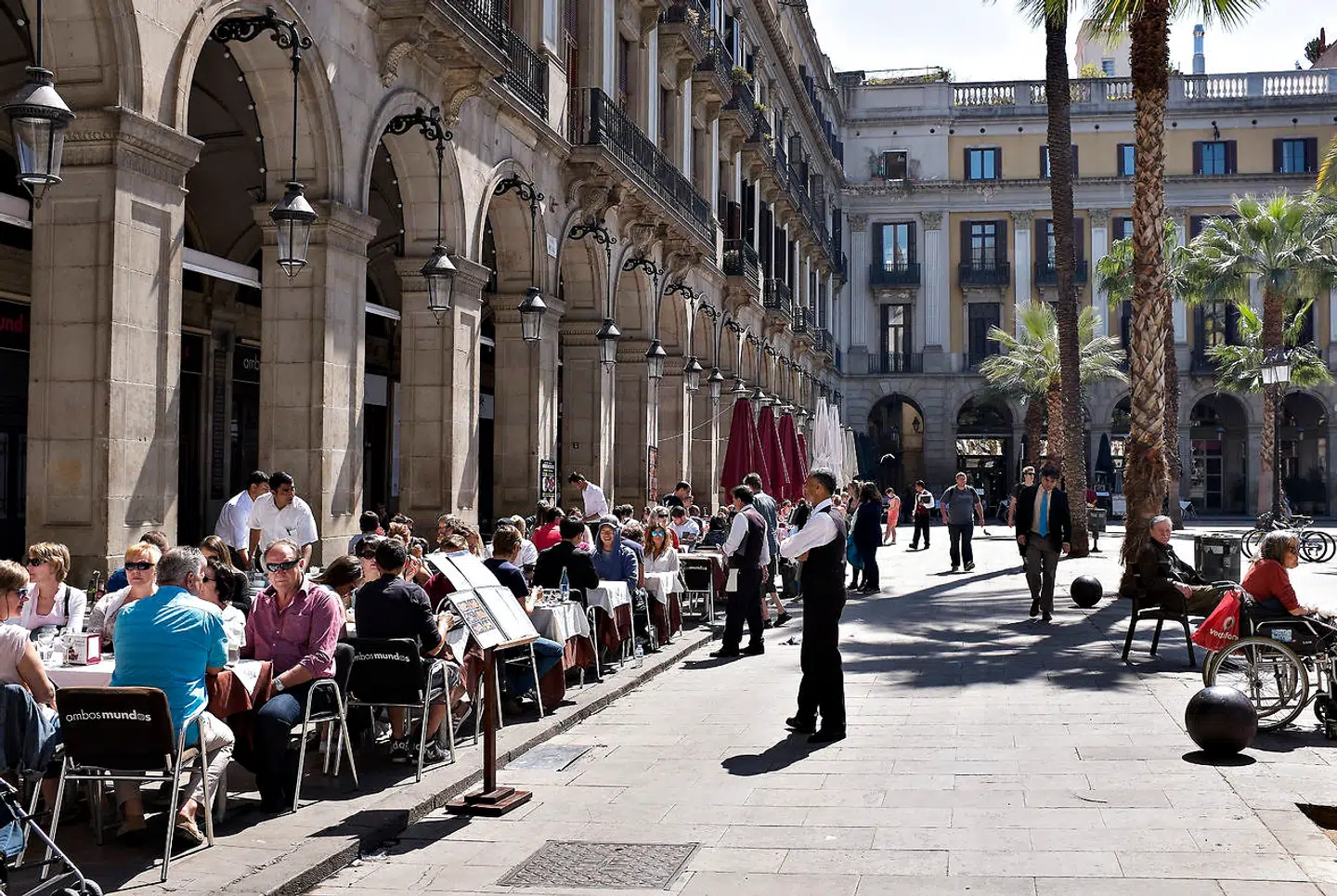 Plaça Reial er et af Barcelonas smukkeste byrum. Men den arkade-omkransede plads har gennem årtier også huset byens største turistfælder. Under pandemien var den pludselig forvandlet til legeplads for de lokale børn.