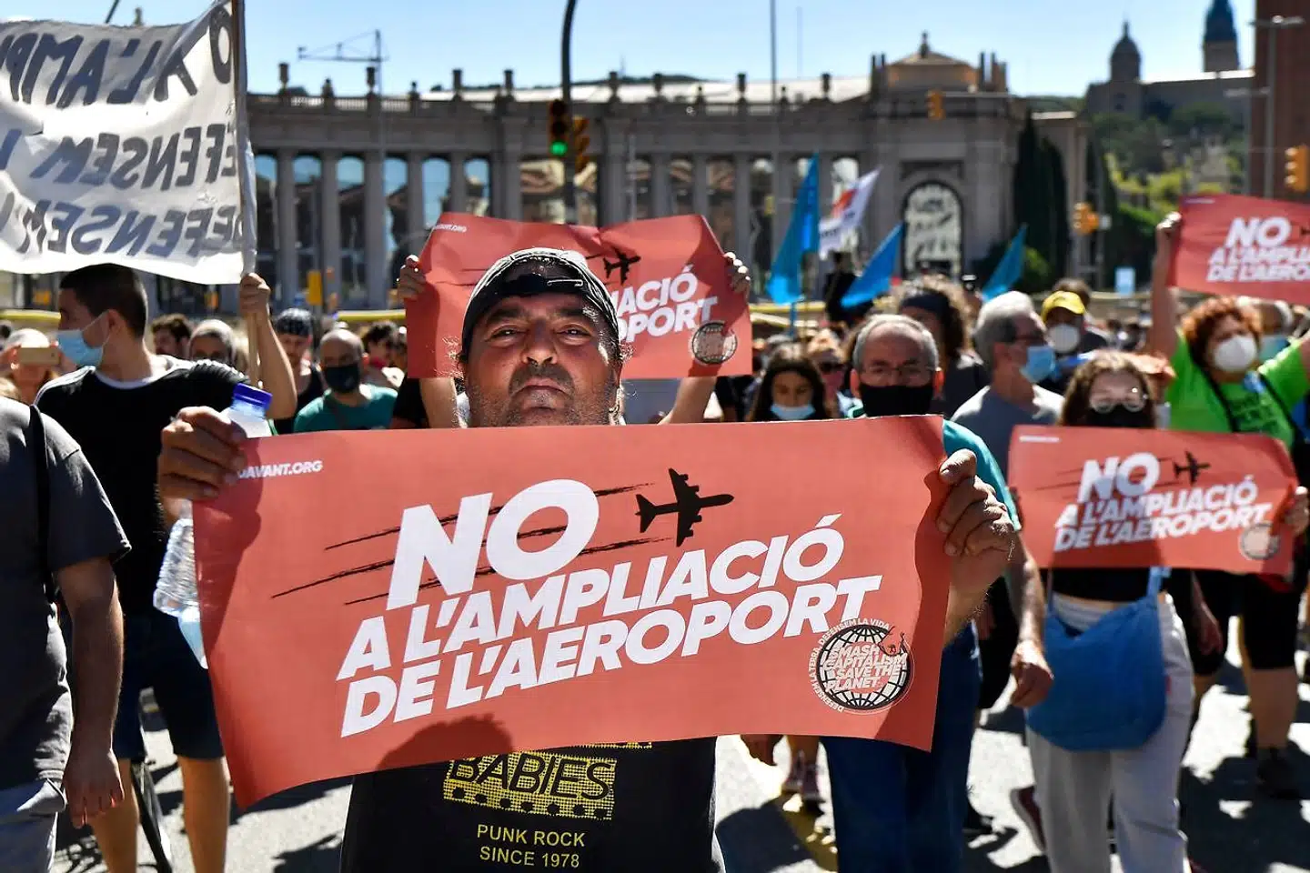 En demonstration mod udvidelsen af Barcelonas El Prat-lufthavn samlede i september mindst 10.000 deltagere. Det gjorde sammen med andre protester indtryk og fik selvstyreregeringen til at takke nej til en investering på 1,7 milliarder euro.