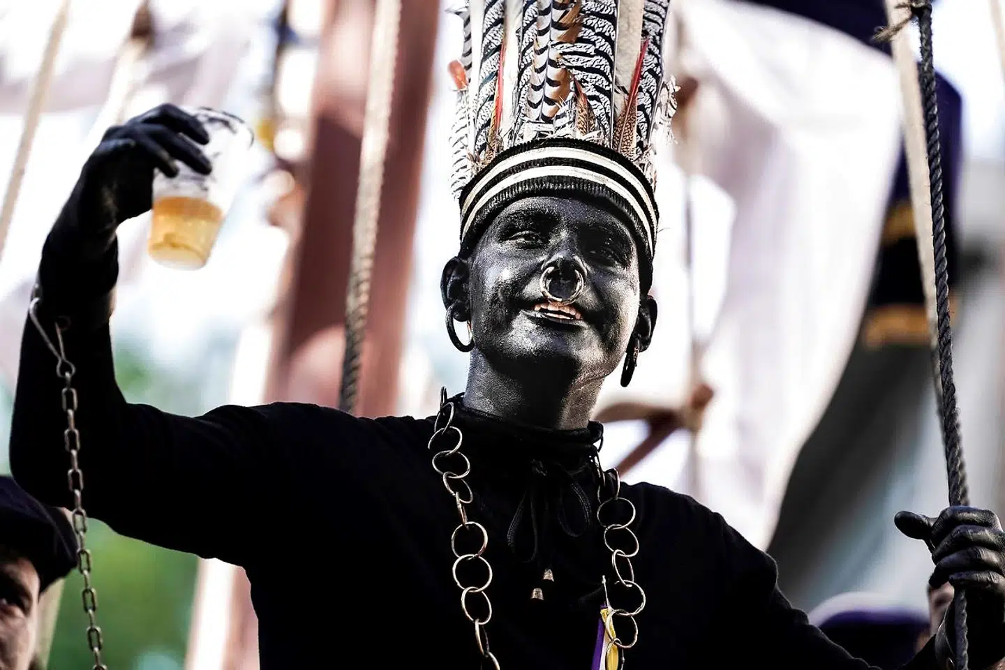 Udklædninger, der trækker på nedladende stereotyper, såsom »blackface«, fører til ophedede diskussioner og misforståelser, mener Mira C. Skadegård. På billedet ses en mand i »blackface«, som skal forestille at være en »vild indfødt«, under en parade i Ath, Belgien, 25. august 2019.