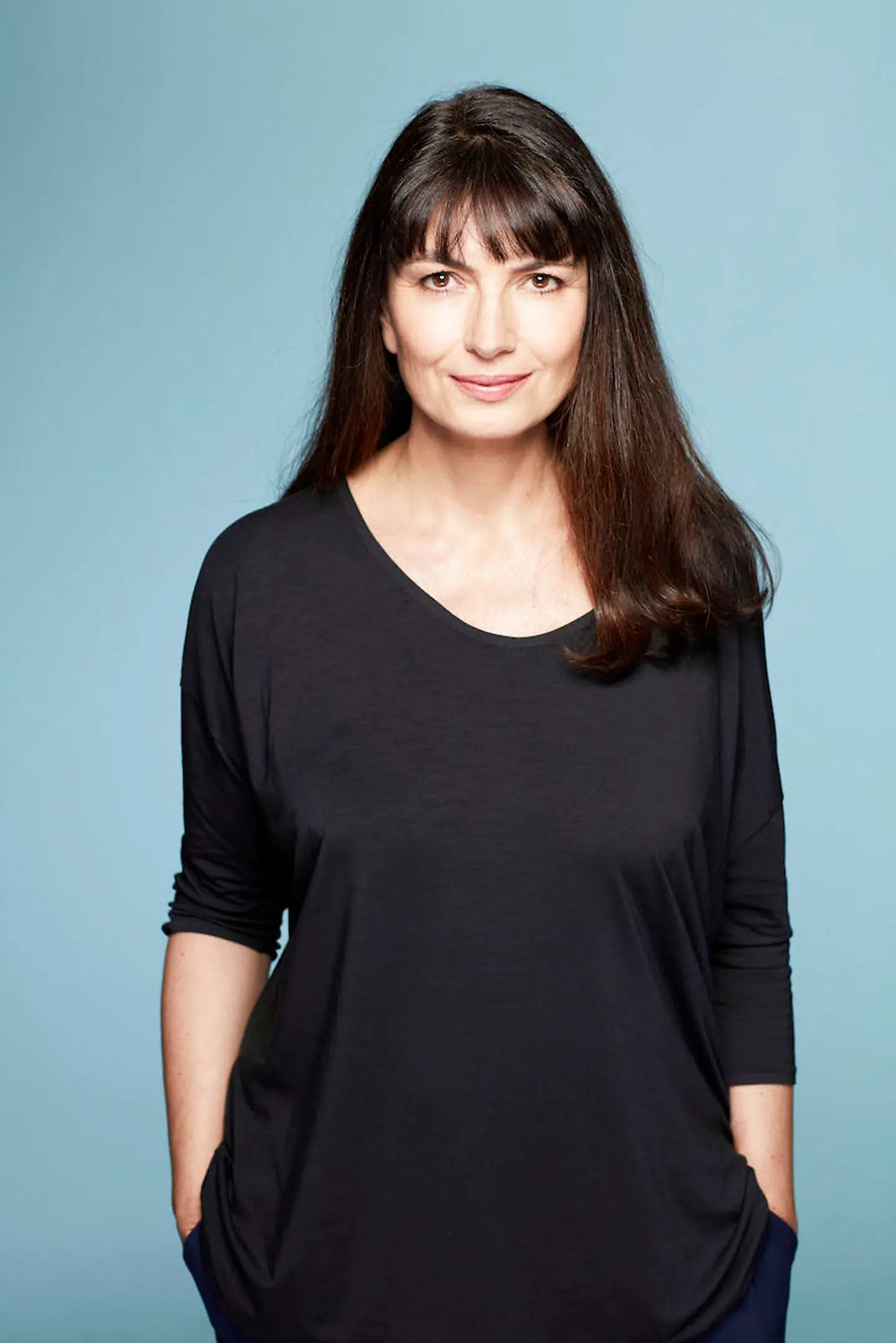 Franske Valérie Perrin er forfatter, manuskriptforfatter og fotograf, og hun vandt international anerkendelse, da hendes roman »Vand til blomster« pludselig fik stor succes under coronakrisen i særligt Frankrig og Italien. Nu er bogen udkommet på dansk ved Alpha Forlag.