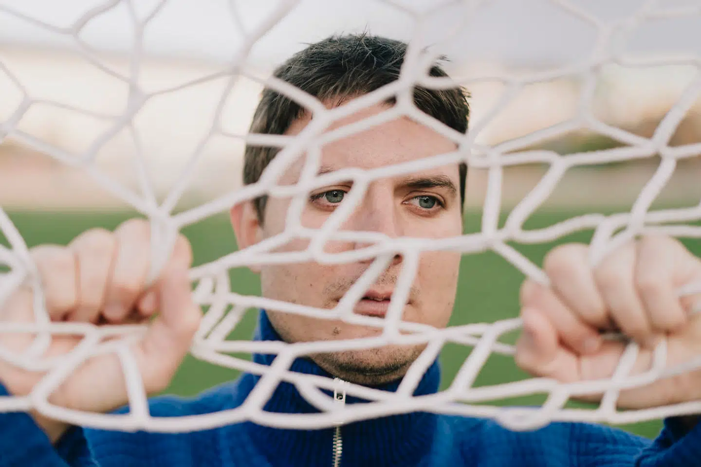 »Jeg er jo født skindød. Det er en rimelig formativ oplevelse at dø. Og at leve også,« siger Caspar Eric, som lever med Cerebral parese (spastisk lammelse).