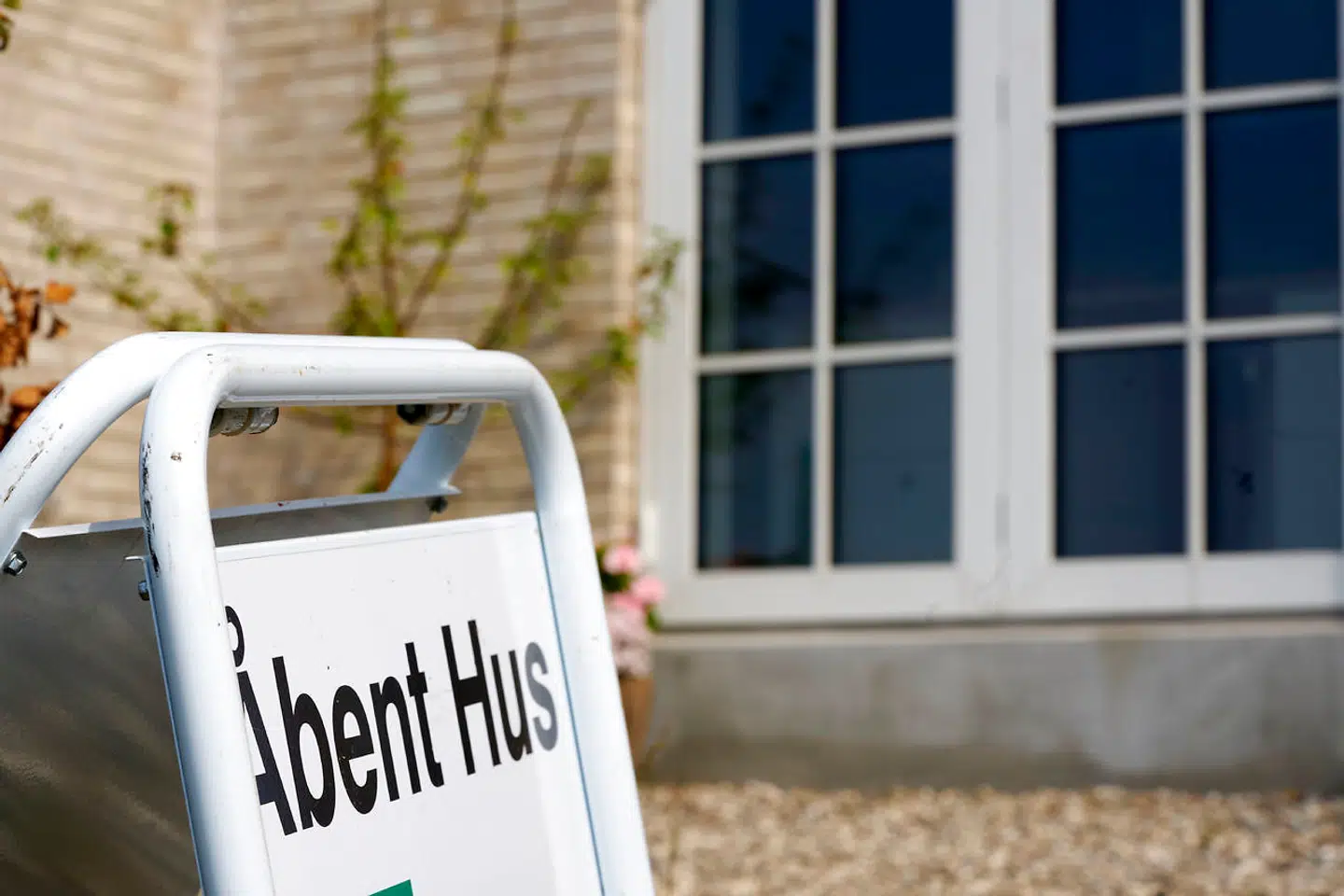 Under coronakrisen har der været så meget tryk på boligmarkedet, at køberne til tider har stået i kø for overhovedet at komme ind og se en bolig.