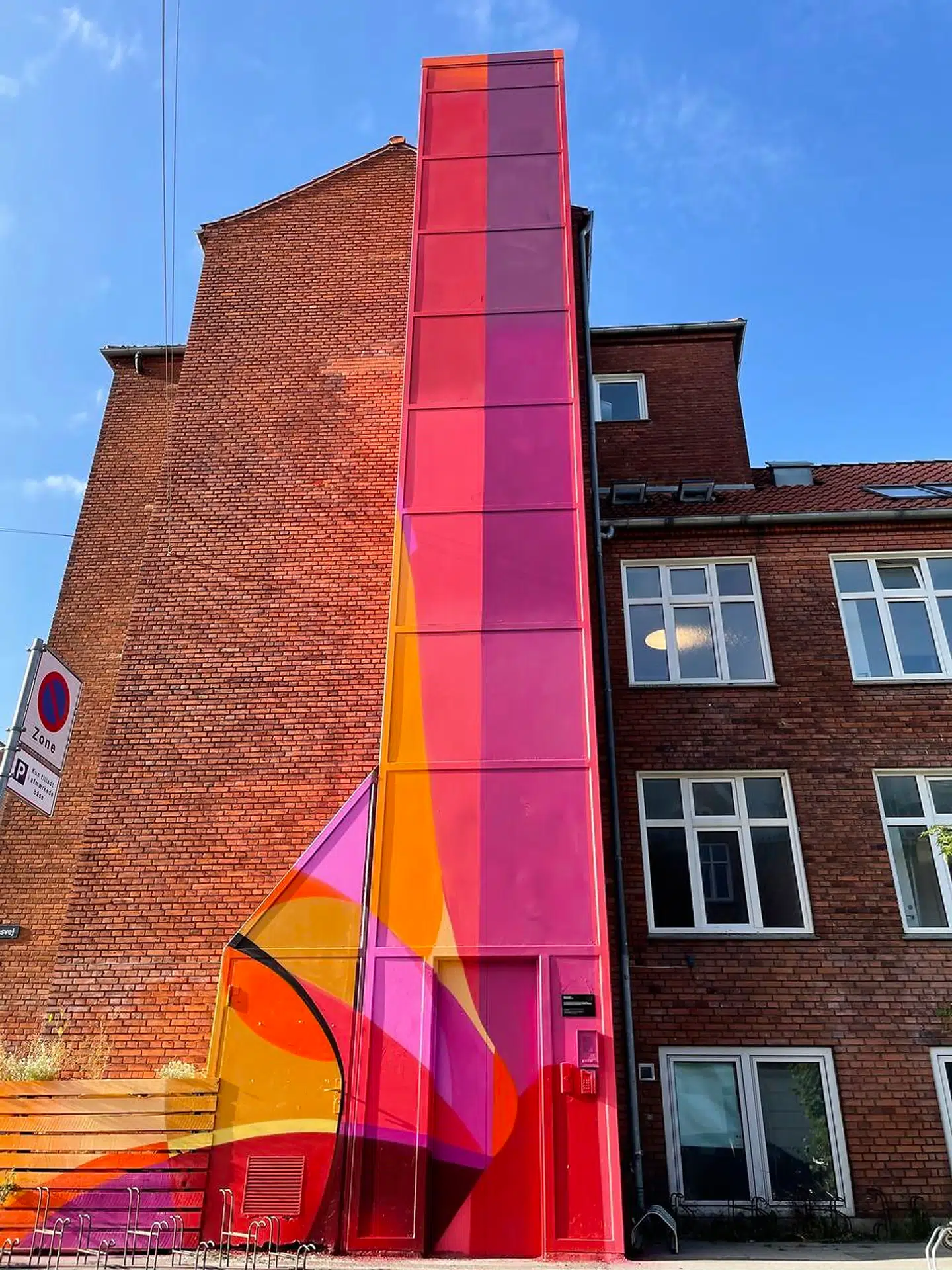 »Her på Amager Lilleskole er det Henrik Soten, som har malet et elevatortårn, som er abstrakt, men med nogle rigtig fine former. Soten er en erfaren gavlmaler og har også hjulpet til i tilblivelsen af mange af mine andre gavle,« siger Jens-Peter Brask.