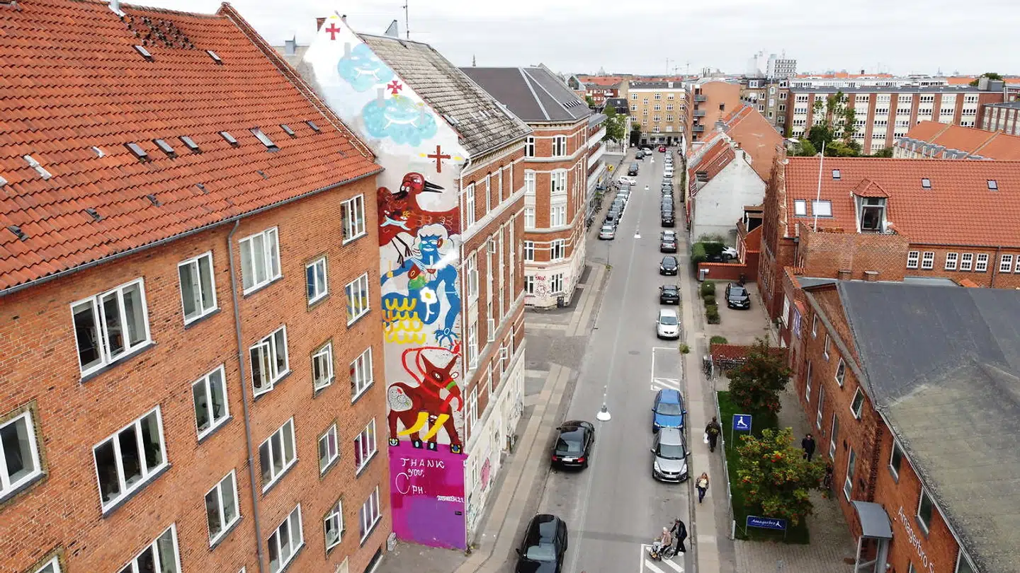 »Nicholas Koshkosh er vild og crazy. Han har lavet forskellige motiver her, som han altid arbejder med. Og de forskellige kunstneres stilarter er noget af det, jeg synes fungerer så godt i det her område. Jeg synes faktisk, at de her værker har skabt et kvarterløft i forhold til bare at se på alle mulige tags,« siger Jens-Peter Brask, der selv havde spraydåserne fremme i teenageårene.