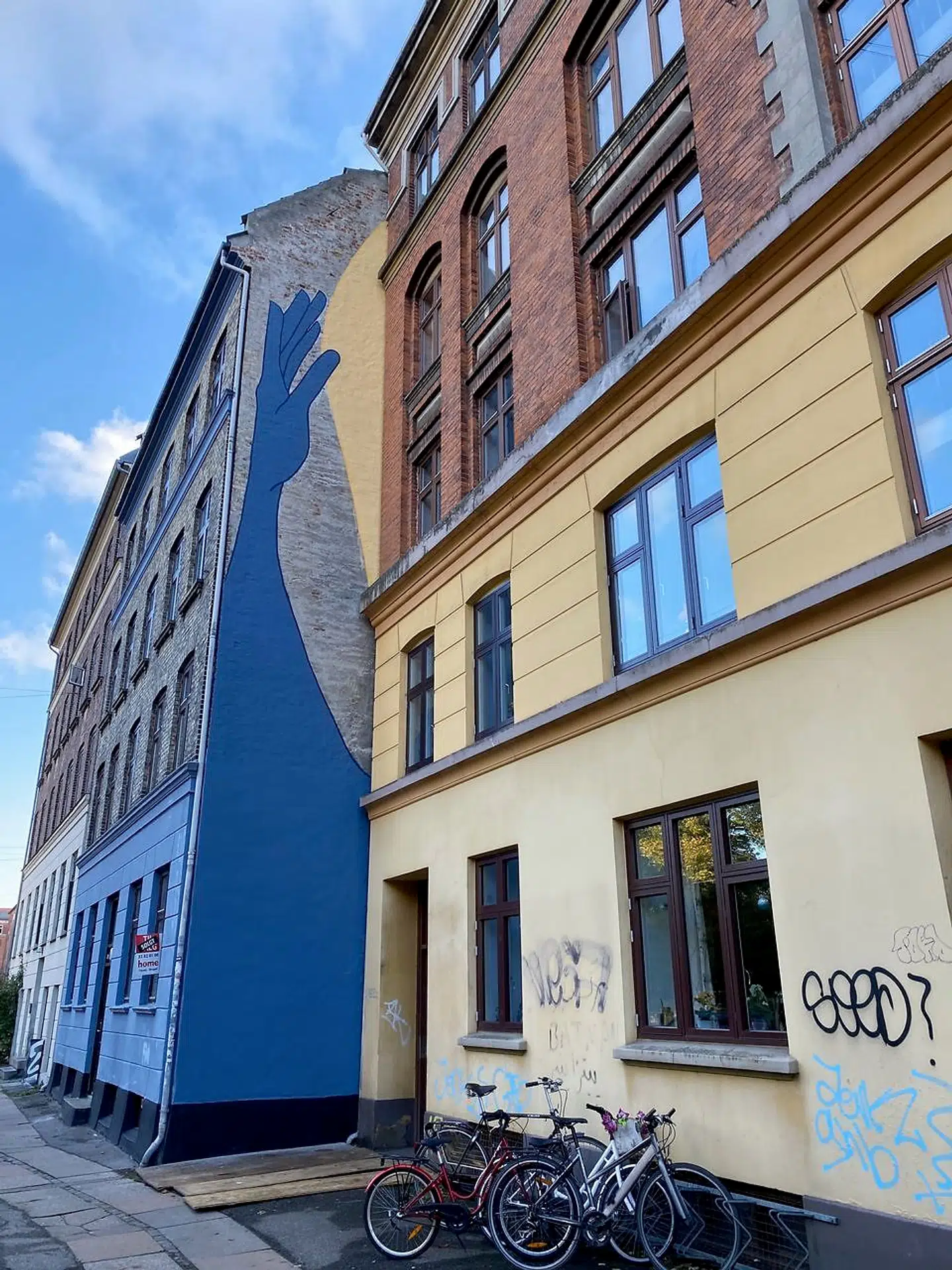 »Prøv lige at se, hvor fint og skrøbeligt Martha Hviid har taget fat i lokalområdet. Se, hvor fint den dér arm strækker ud, og hvordan hun har ramt farverne i væggene omkring,« siger Jens-Peter Brask.