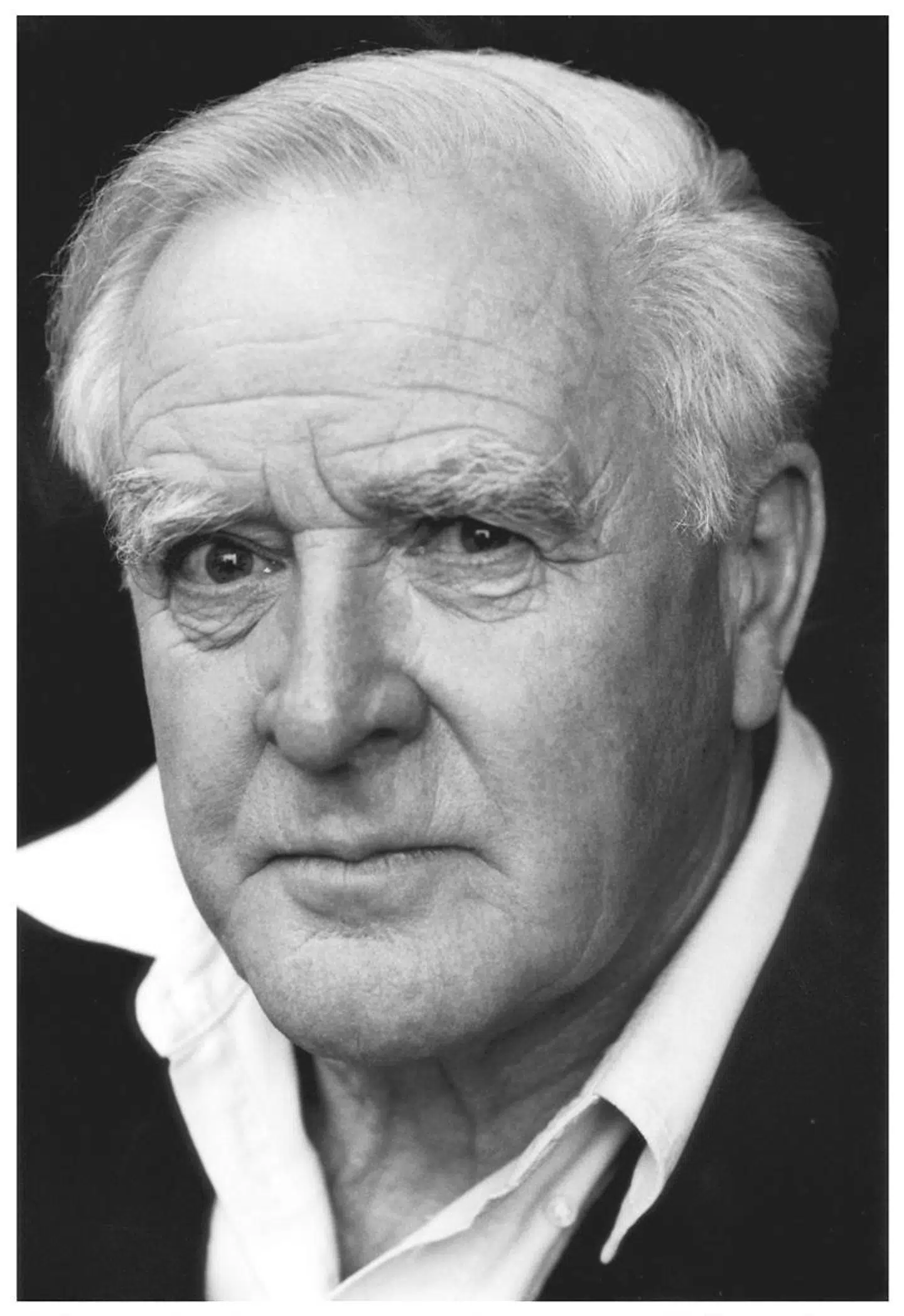 John le Carré – eller David John Moore Cornwell, som er hans borgerlige navn – døde i december 2020 af lungebetændelse på Royal Cornwall Hospital i England. Han blev 89 år gammel.