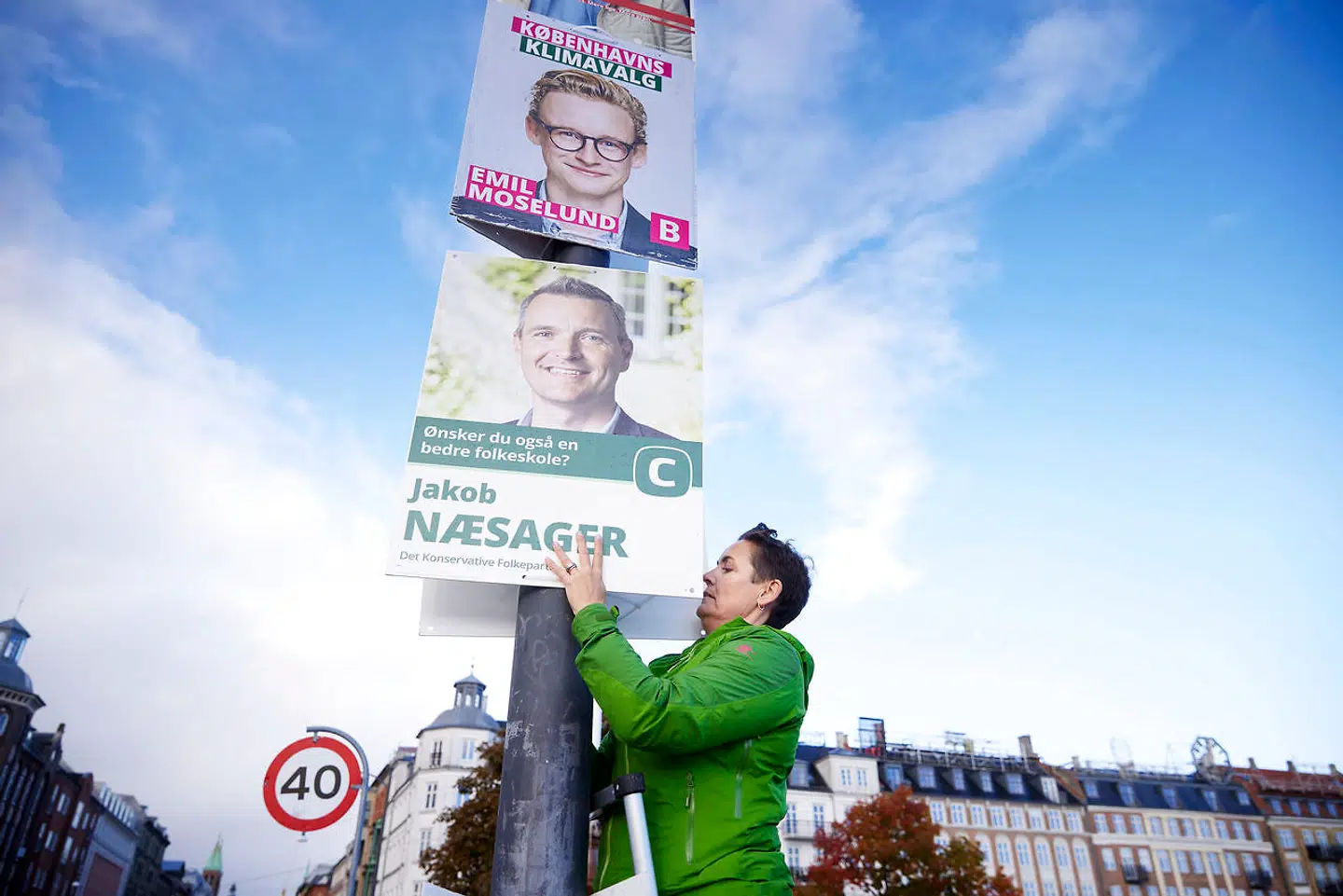SFs formand, Pia Olsen Dyhr, var med ved plakatophængningen, da kommunalvalgkampen blev skudt i gang.
