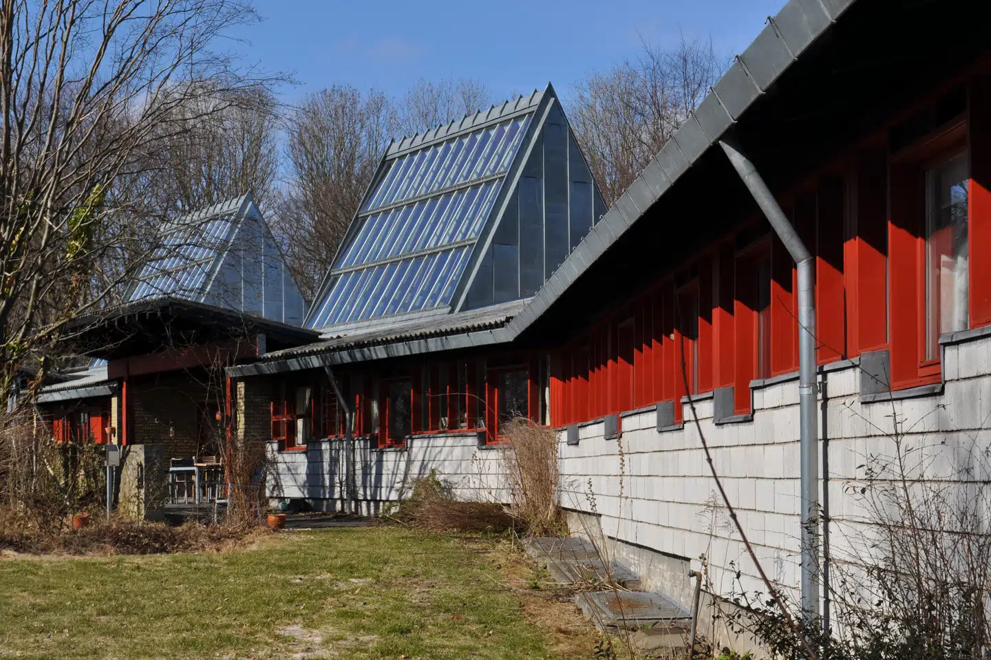 »Men hvorfor skal bygningen så rives ned? Det skal den, »fordi det ikke kan betale sig at bevare den«. Der skal nemlig udvikles nye boliger på grunden, og Gladsaxe Kommune har vurderet, at den eksisterende bygning ikke kan ombygges,« skriver Mogens A. Morgen, Thomas Bo Jensen, Dorte Mandrup, Lars Juel Thiis og Kristian Seier.