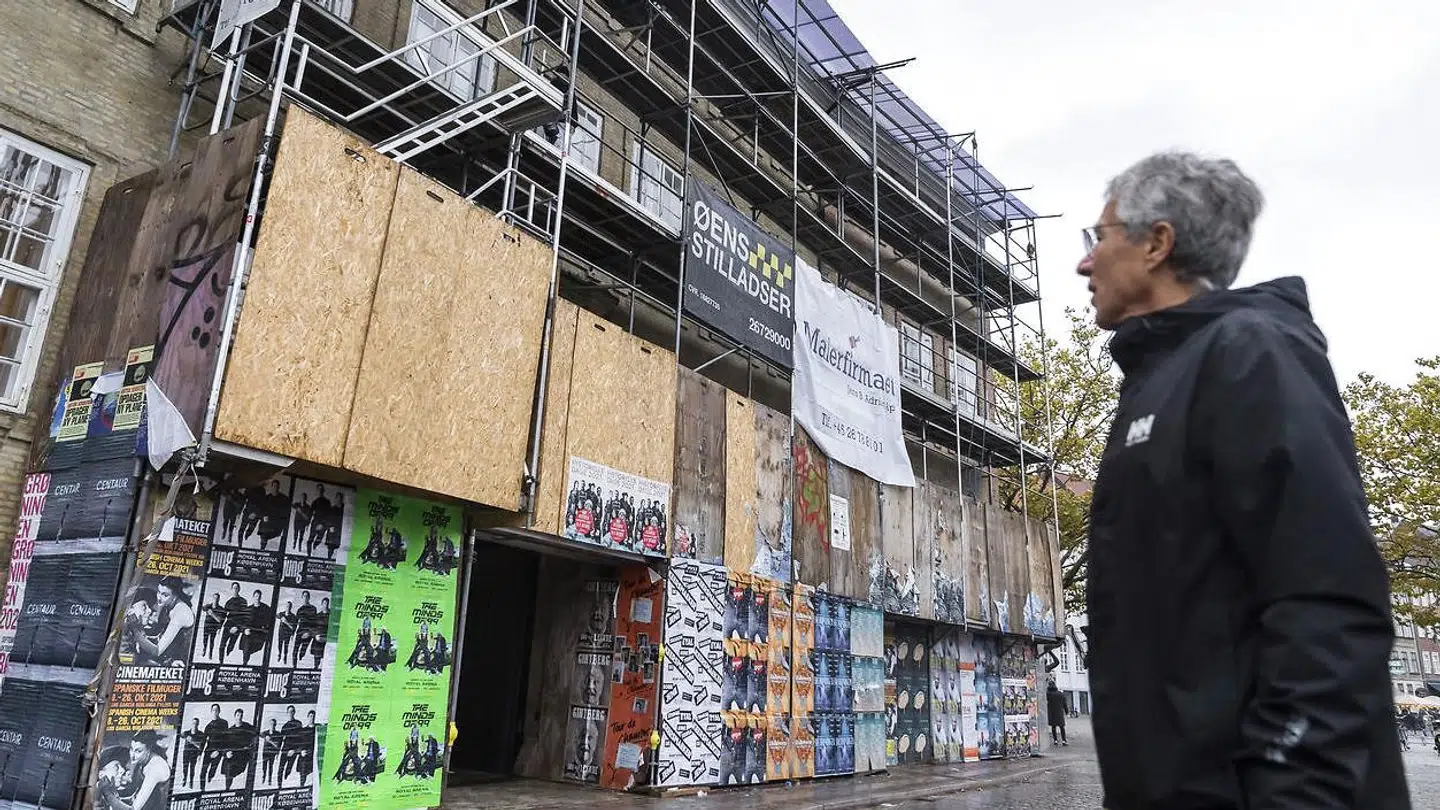 Åge Staghøj foran Kulturministeriet og dets facade, som det ser ud nu.