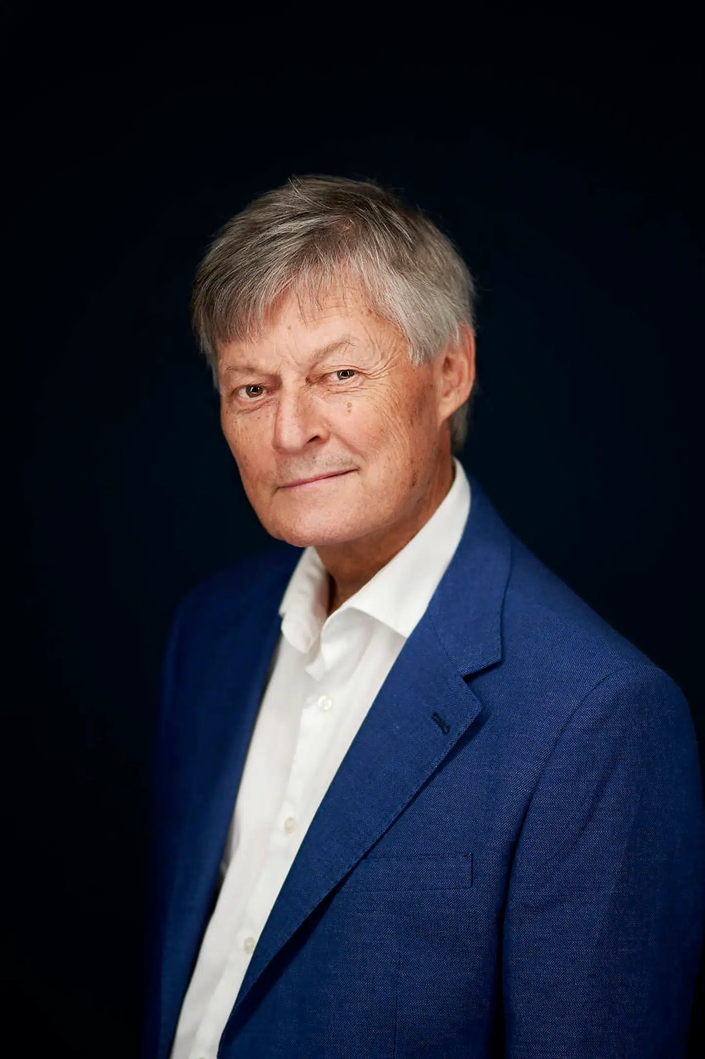 Niels Brunse debuterede som forfatter i 1980 med reportagebogen »Moskva til hverdag« og har siden oversat hundredvis af bøger, skuespil og radiomontager fra engelsk, tysk og russisk, heriblandt en række af Shakespeares stykker.