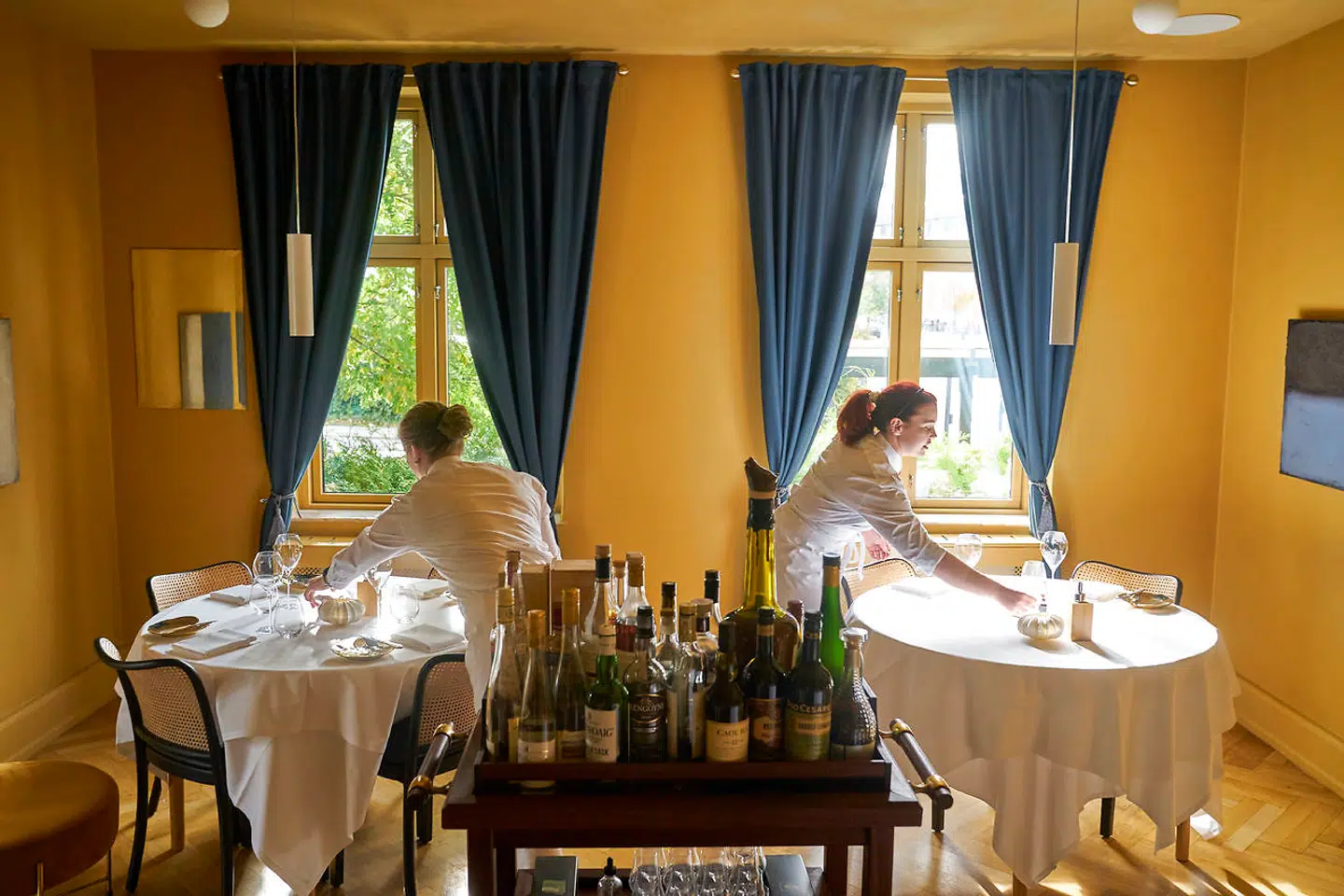 The Samuel er opkaldt efter Jonathan Berntsens søn og ligger i den gamle apotekervilla nær Hellerup Station. Foruden den traditionelle franske stil i køkken og i indretning med hvide duge, sølvbestik og blomsteropsatser er der tilføjet art deco-lysekroner samt en bar i bronze og brunt marmor, der også går igen i køkkendesignet.
