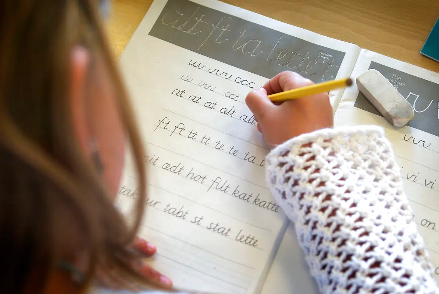 »Det er et svigt at historisk omfang, at vi igennem flere årtier har ladet unge mennesker blive dårligere og dårligere til at skrive et korrekt dansk,« skriver Kresten Schultz-Jørgensen, administrerende direktør hos Oxymoron.