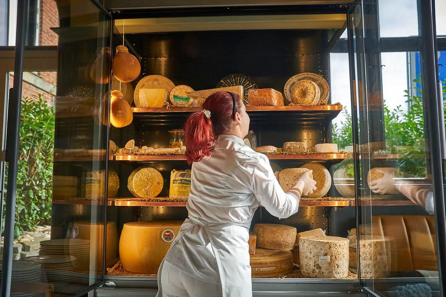 På The Samuel er råvarerne udstillet for restaurantens gæster. Blandt andet rummer lokalerne et 400 kilo tungt osteskab, hvor alle ostene kan ses, samt hummerakvarium, vinskabe og syltede råvarer.