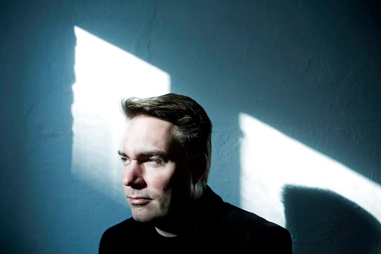 Advokat og lektor Caspar Rose trækker sig igen fra Blue Vision. Læs mere i dagens Business-update.