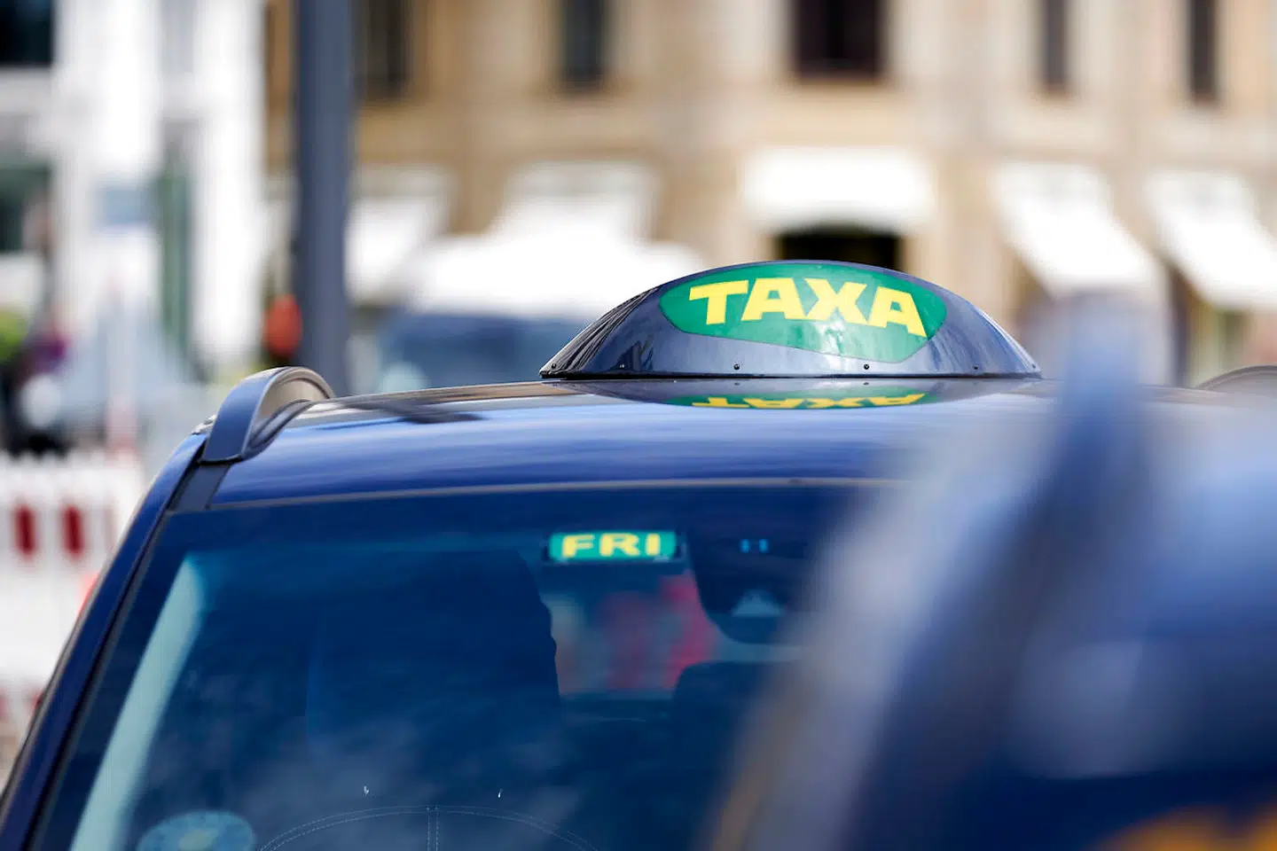 Arkivfoto: Landet over er transportbranchen presset på grund af mangel på chauffører, og det kan tage timer at få en taxa.