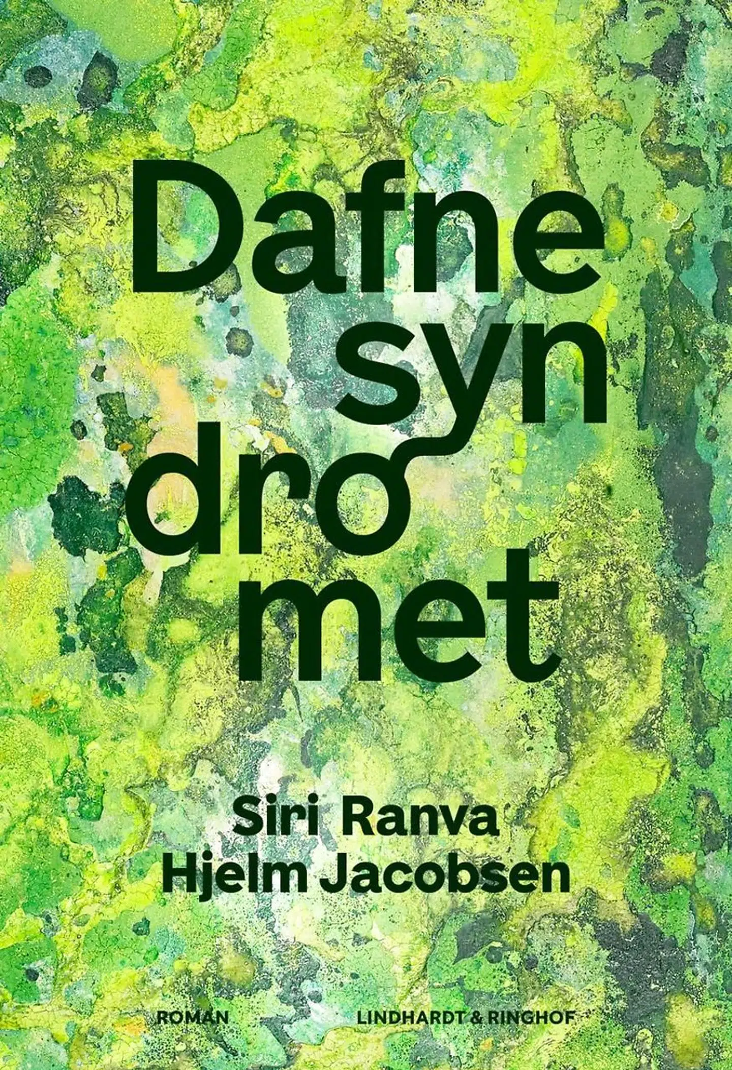 Måske en Ph. D-grad i græsk mytologi vil hjælpe til en dybere forståelse af Siri Ravna Hjelms Jacobsens konceptroman 'Dafnesyndromet'. Det gådefulde er en rød tråd gennem de 224 sider, men til sidst bliver det en tand for mystisk, og læseoplevelsen bliver mere forvirrende end fængende.