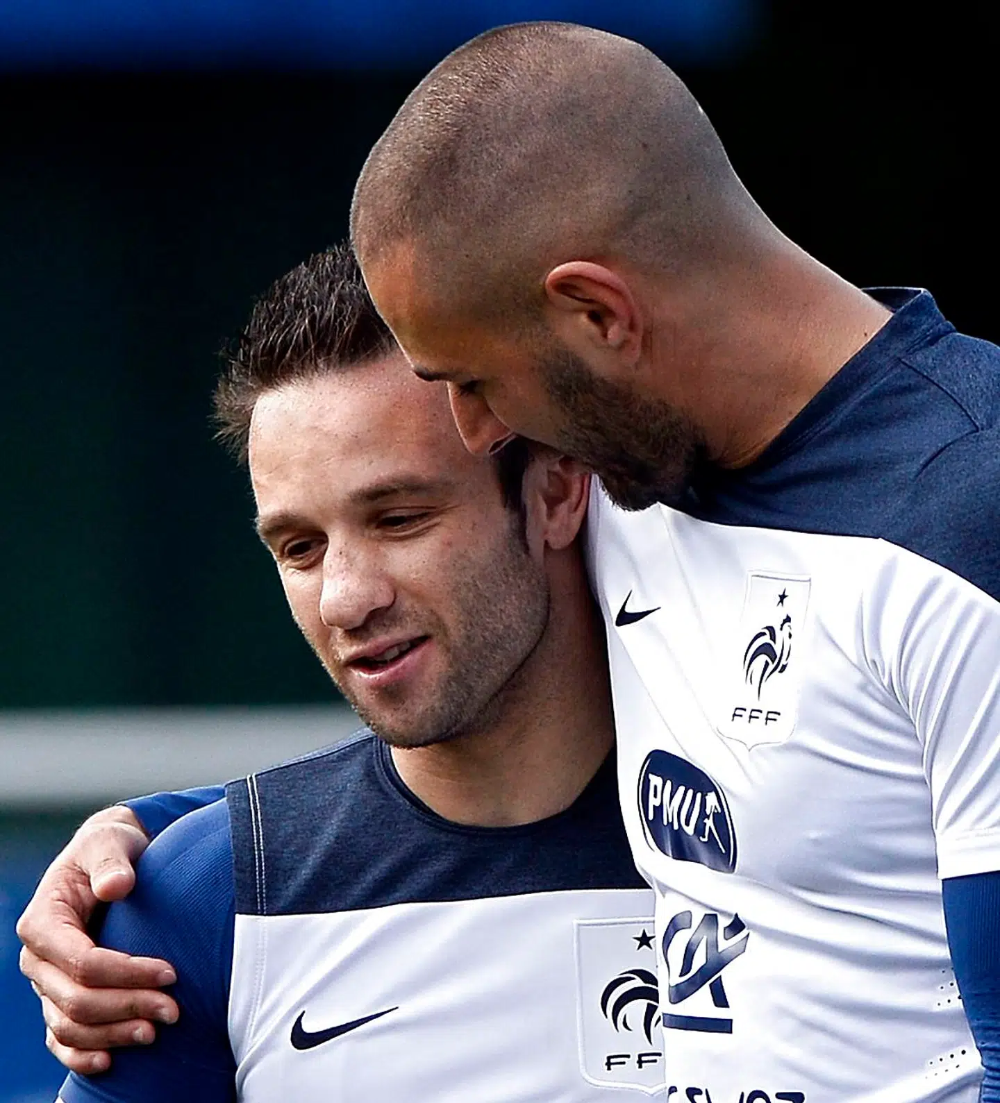 Mathieu Valbuena og Karim Benzema i kammeratlig samtale under en landsholdssamling i 2014. Førstnævnte hævder, at Real Madrid-stjernen deltog i forsøget på at afpresse ham med trusler om at offentliggøre en sexvideo.