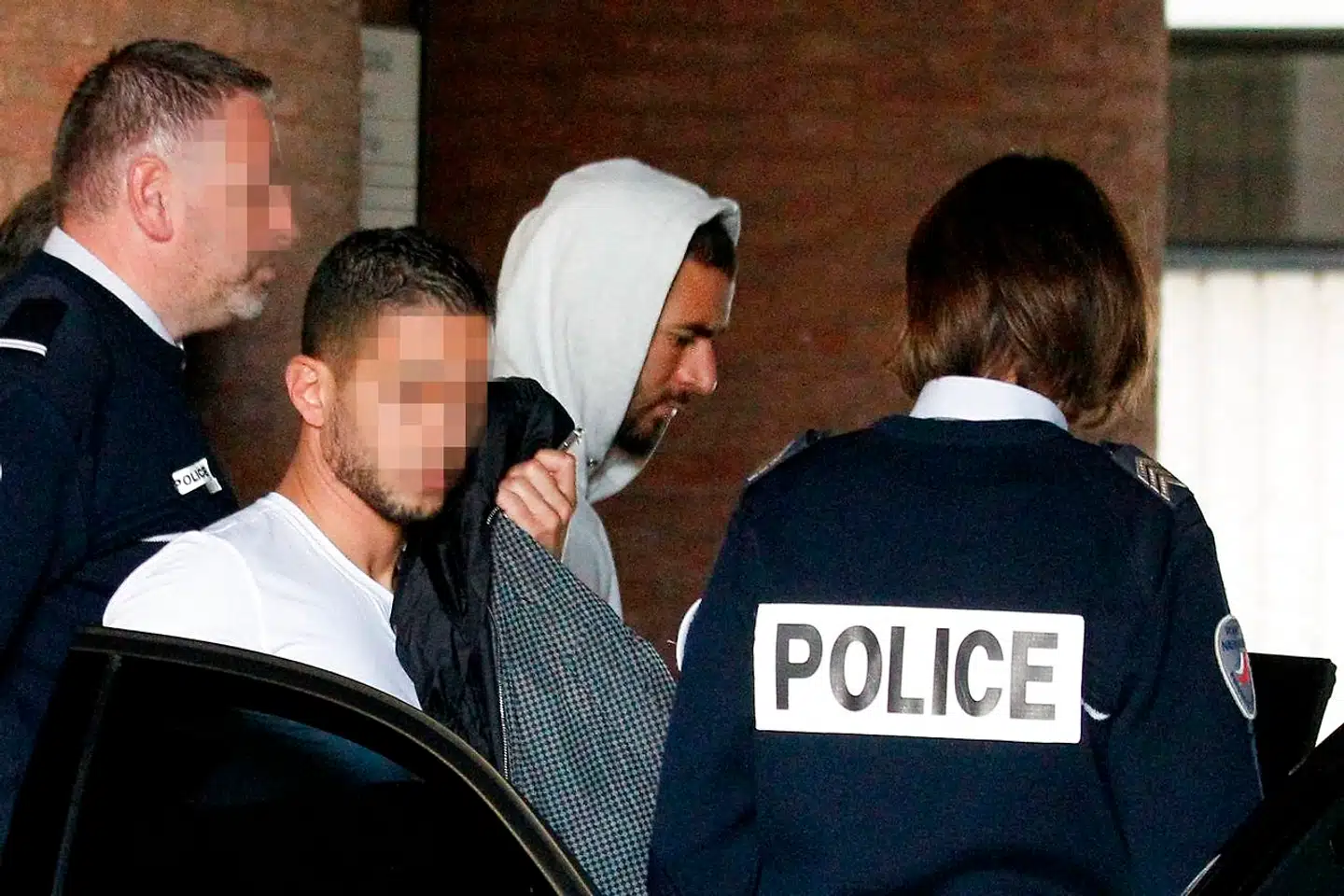Karim Benzema forlader retsbygningen i Versailles efter at have tilbragt en nat bag tremmer, tilbageholdt i forbindelse med afhøringer i sagen.