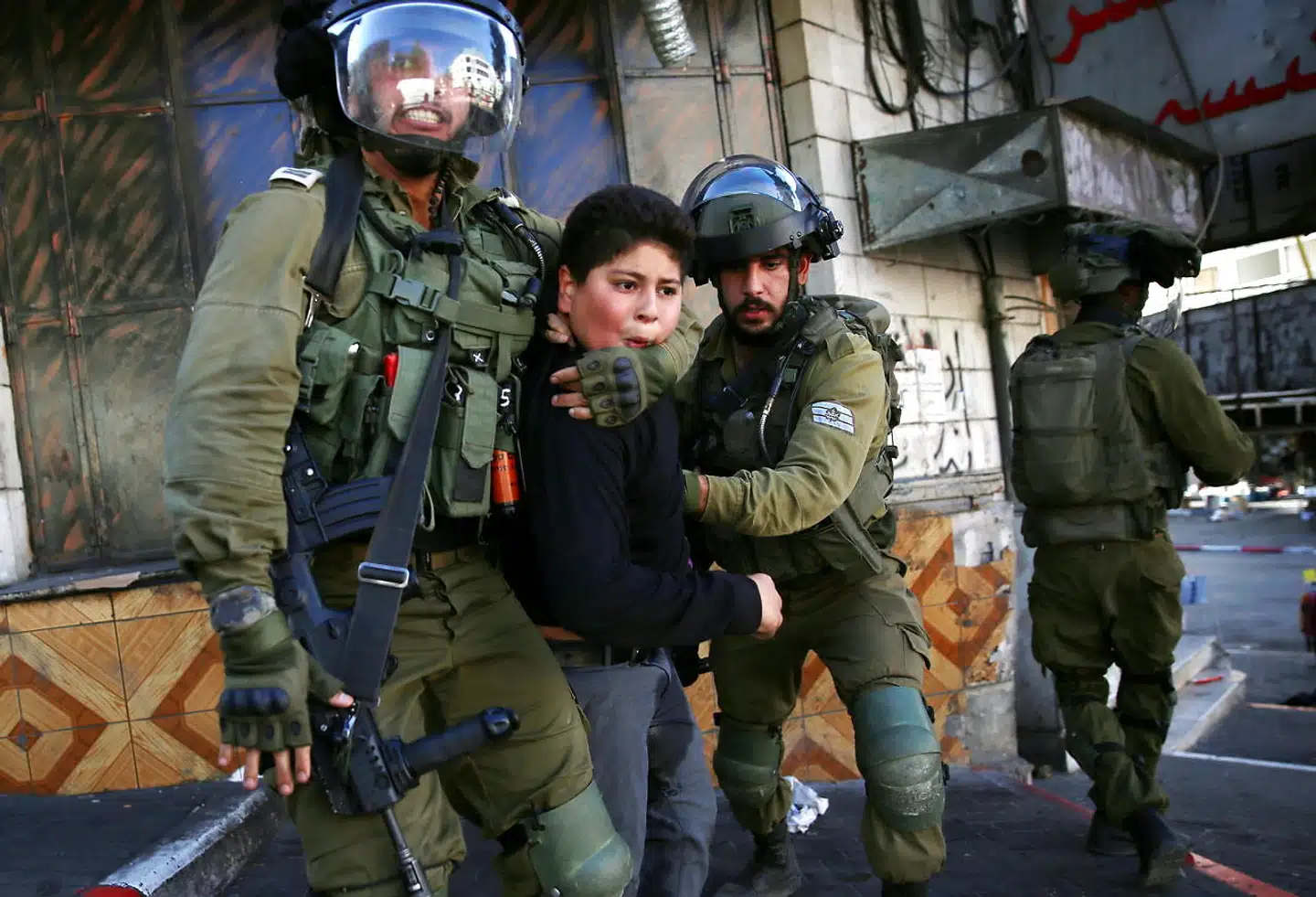 Omverden må insistere på, at Israel og deres besættelsesmagt i Palæstina bedømmes af Den Internationale Straffedomstol på samme måde som andre lande, der krænker menneskerettigheder, mener Mogens Lykketoft. På billedet ses israelske soldater arrestere en palæstinensisk dreng anklaget for at have kastet sten under sammenstød i Hebron, 23. september 2021.