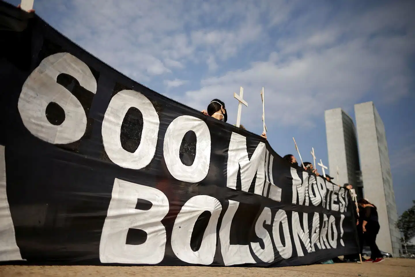 Demonstranter i Brasiliens hovedstad, Brasilia, minder præsident Jair Bolsonaros om landets 600.000 ofre for covid-19. Det er det næsthøjeste antal på verdensplan, kun overgået af USA.