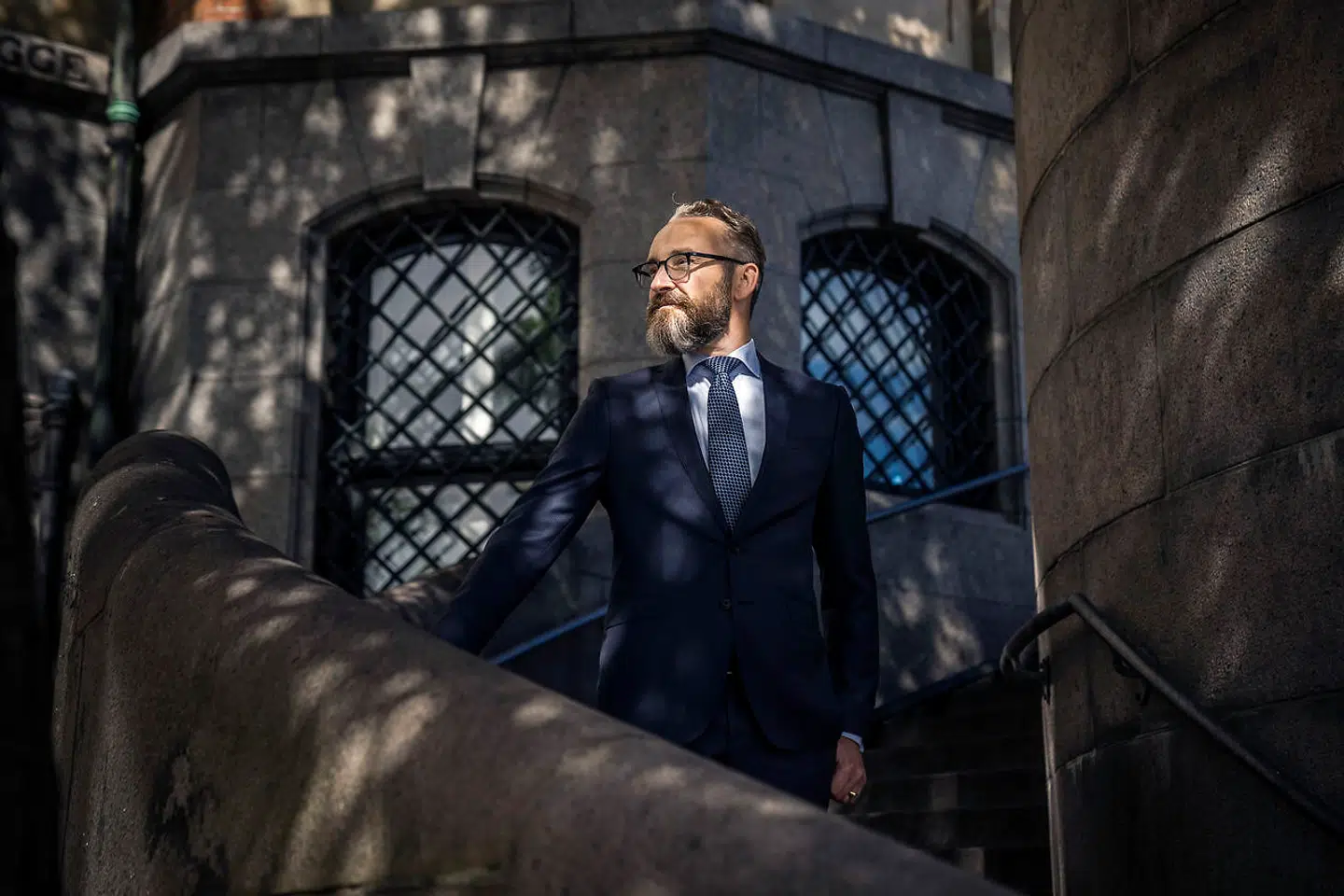 »Når politikere strækker armene opgivende i vejret og overgiver sig til udefrakommende tendenser, overflødiggør de grundlæggende sig selv og baner vejen for politikerlede. Netop en sådan type politik står Ole Birk Olesen i spidsen for i sit frontalangreb på regeringens boligudspil,« skriver Lea Friedberg.