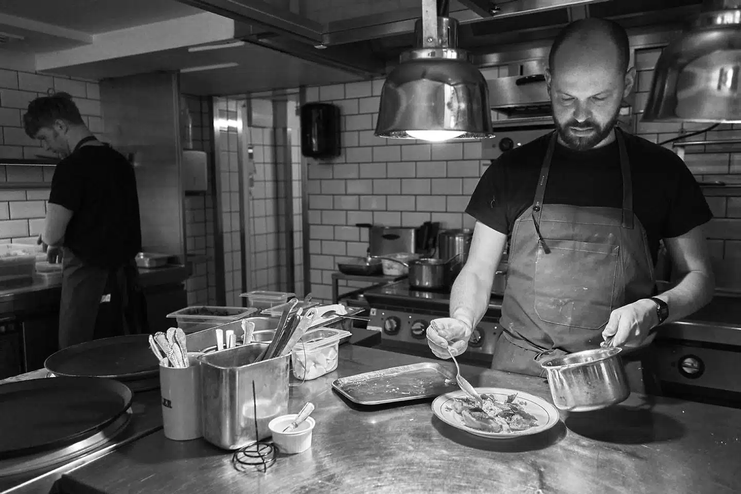 »Det er vanvittigt hårdt arbejde at drive en restaurant. Det er lig med ingen søvn og masser af stress. Du skal indstille dig på at arbejde rigtig mange timer hver uge,« siger kokken Mathias Silberbauer (t.h.), som her er fotograferet i sin restaurant.