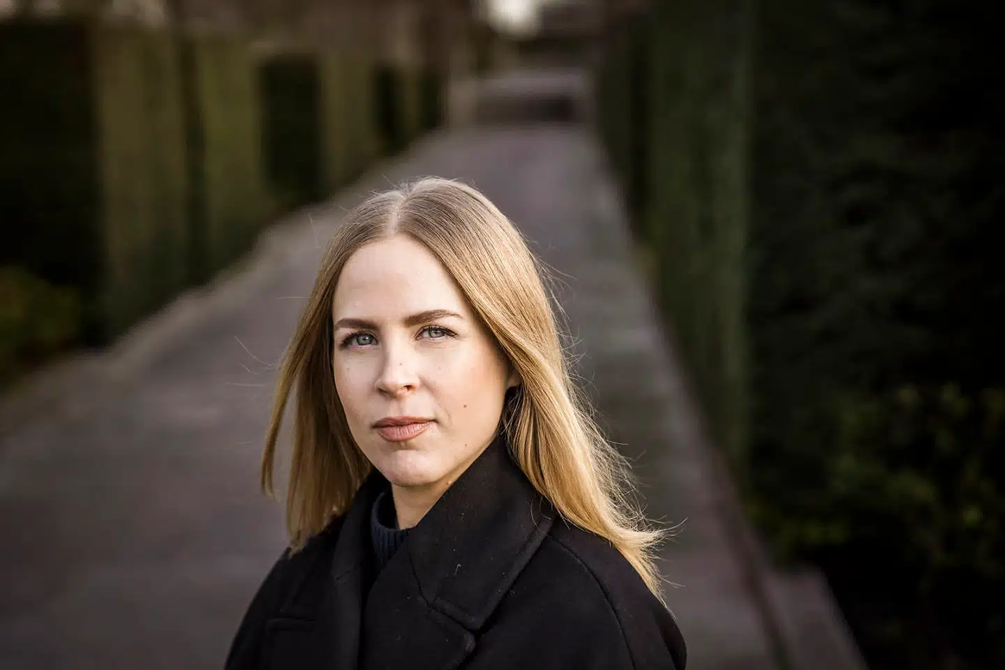 Når danske unge bliver overfaldet, røvet og intimideret af indvandrergrupper, er der tavshed fra mediernes side. Men når en fuld dansk mand på en havn siger noget strengt til en muslimsk kvinde, rydder man alle fladerne, mener Eva Selsing.