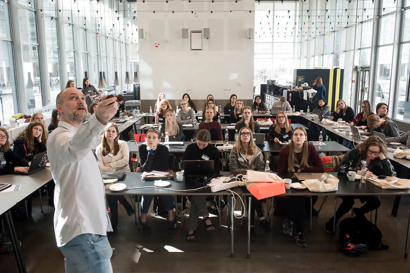 Det er paradoksalt, at vi på IT-Universitetet skal til at skære optaget af nye studerende ned, når samfundet i den grad har brug for os, mener Martin Tvede Zachariasen. På billedet ses programmerings-workshop for på IT-Universitetet, 10. april 2017 (ARKIV).