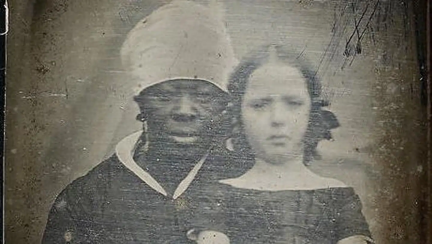 På hvilken måde skal nutidens efterkommere i de tidligere danske kolonier bidrage til at fortælle kolonihistorien? Det spørgsmål er aktualiseret af en strid i arbejdsgruppen, der forbereder et dansk kolonimuseum. Daguerreotypi fra 1847 af ukendt fotograf forestiller Louisa Bauditz og hendes amme Charlotte Hodge fra Dansk Vestindien.