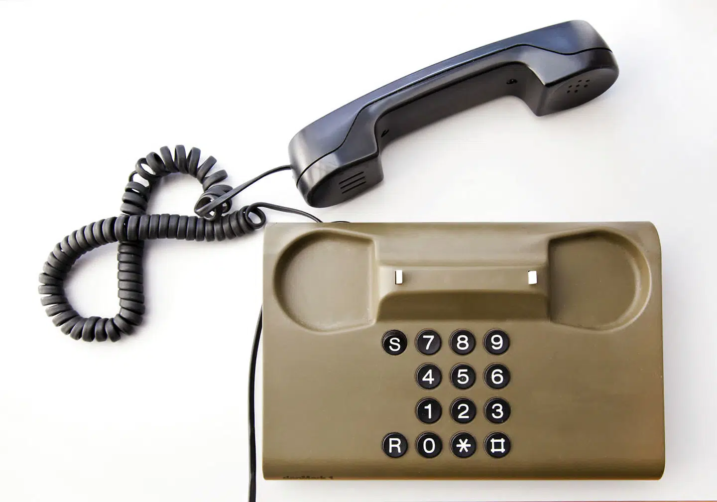 Billedet vil nok vække mange minder hos alle andre end unge danskere. Fastnettelefonen var altdominerende helt frem til midt i 1990erne. Mange lejede deres fastnettelefon hos Tele Danmark og betalte kvartalsvis et fast beløb. Med liberaliseringen kunne man taste 1001 eller 1010 foran selve telefonnummeret, når man ringede, og så kunne man pludselig spare penge ved at være kunde hos et andet selskab.