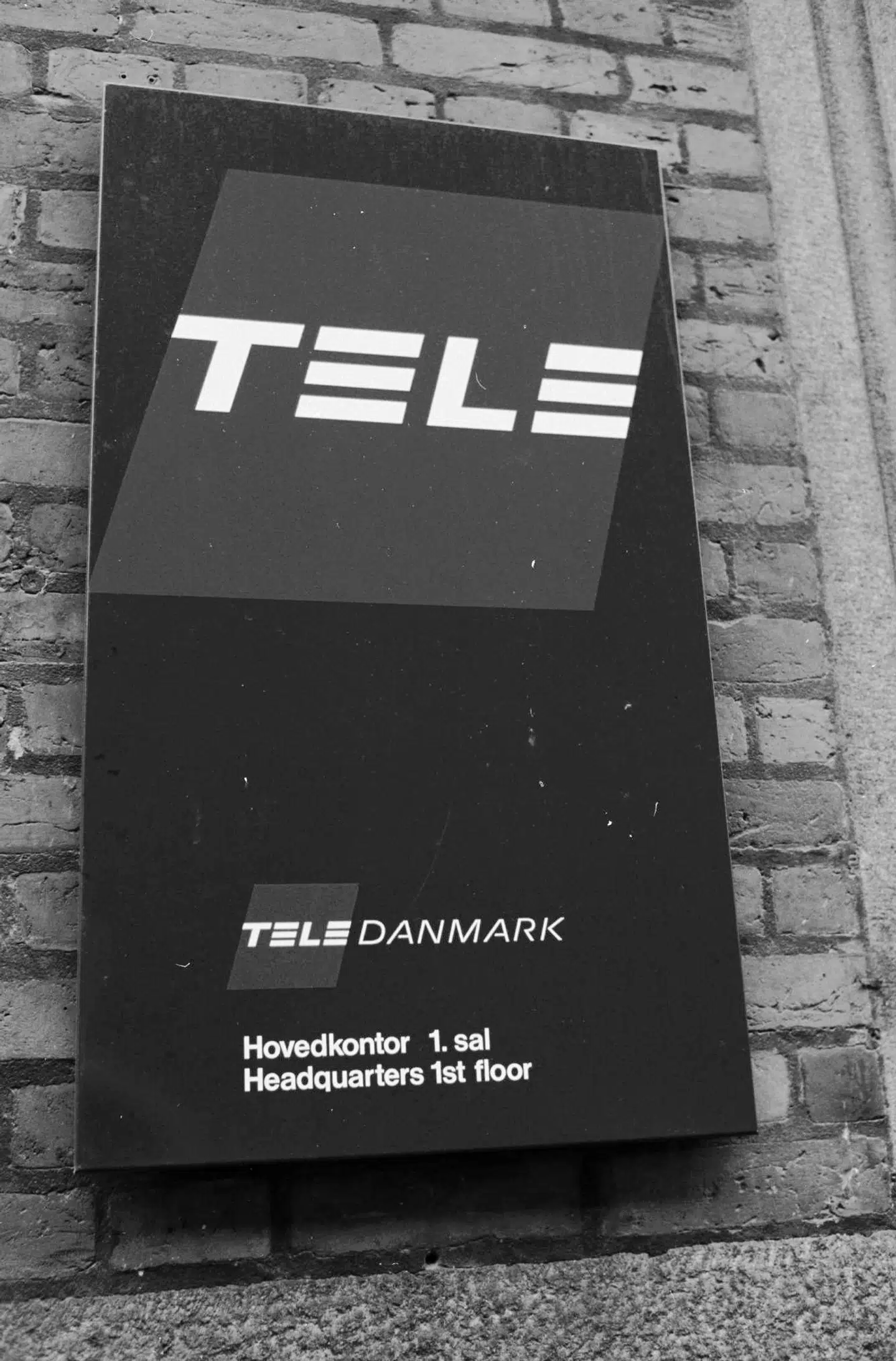 Det statsejede Tele Danmark var det store monopol frem til 1996, hvor telemarkedet blev liberaliseret, efter at telegigantens fastnet blev tvangsåbnet for konkurrenterne. Her er det dørskiltet ved det daværende hovedkontor i Nørregade i København.