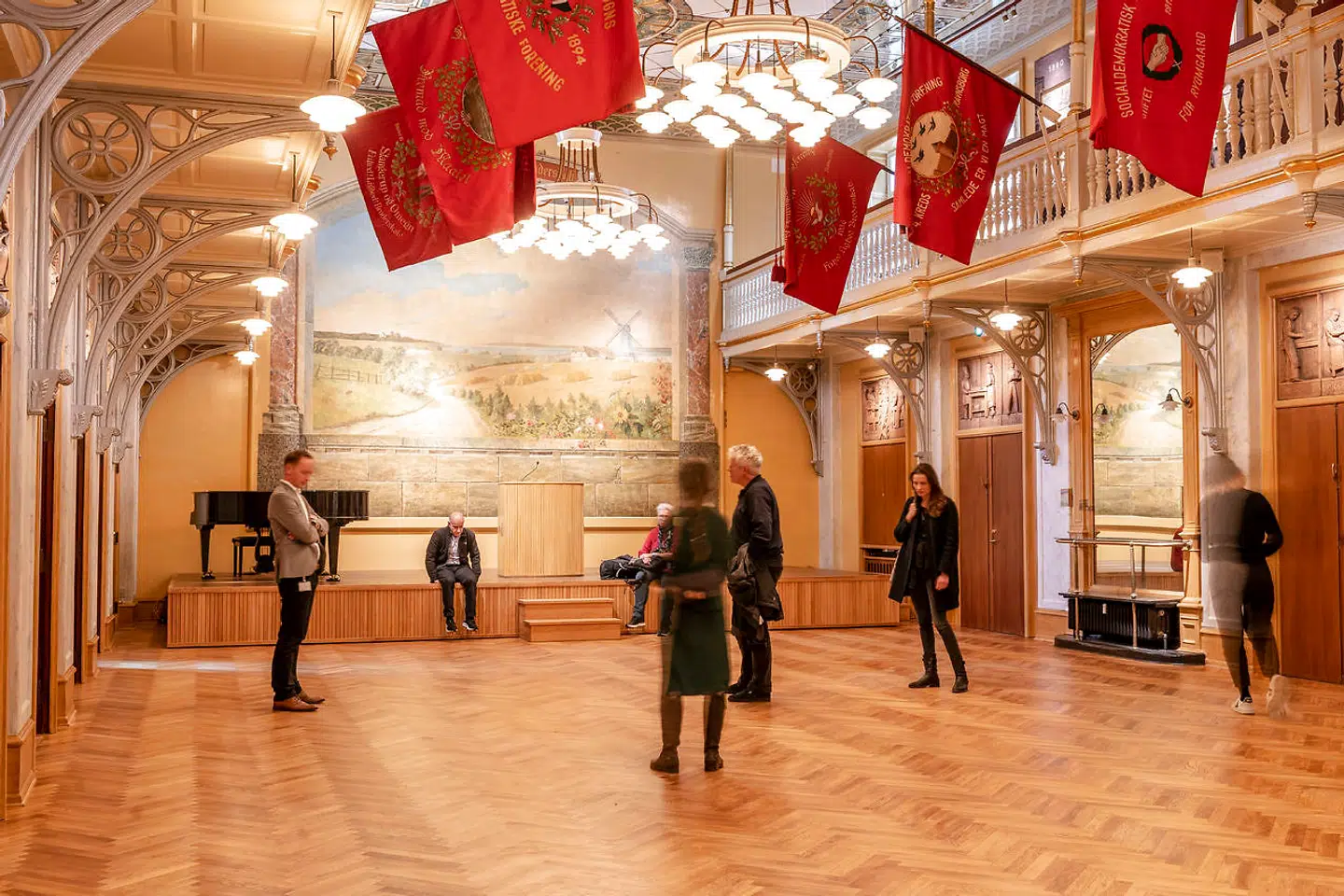 Under det nationalromantiske vægmaleri har både Stauning, Lenin og Rosa Luxemburg holdt flammende taler. Arbejdermuseets nyrestaurerede festsal siger mere end mange afhandlinger om de drømme, der også drev »bevægelsen«.