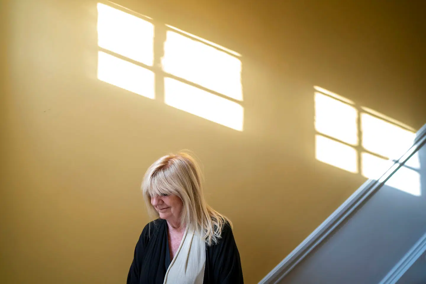 Både herhjemme og i udlandet oplever hun sine jævnaldrende dø omkring sig. Hver gang det sker, mister hun »i lighed med andre gamle noget fælles gods.«