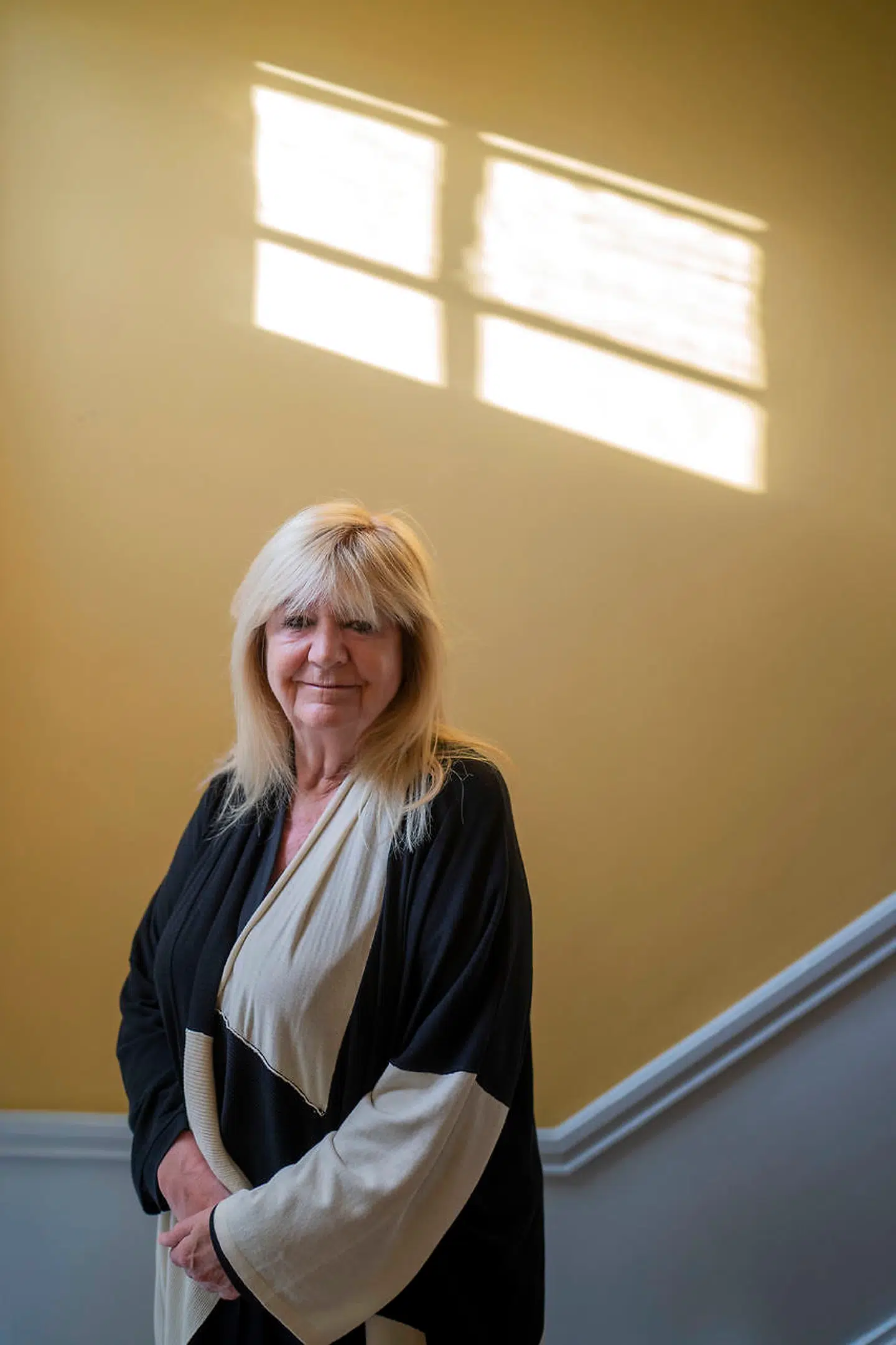 Da hun i forbindelse med bogen skulle til Polen og besøge sin gamle ven, Mietek, var venstre arm stadig fikseret med en slynge. Hun var ikke i stand til at bære sin kuffert og syntes, hun var nødt til at bestille en kørestol ude i lufthavnen.