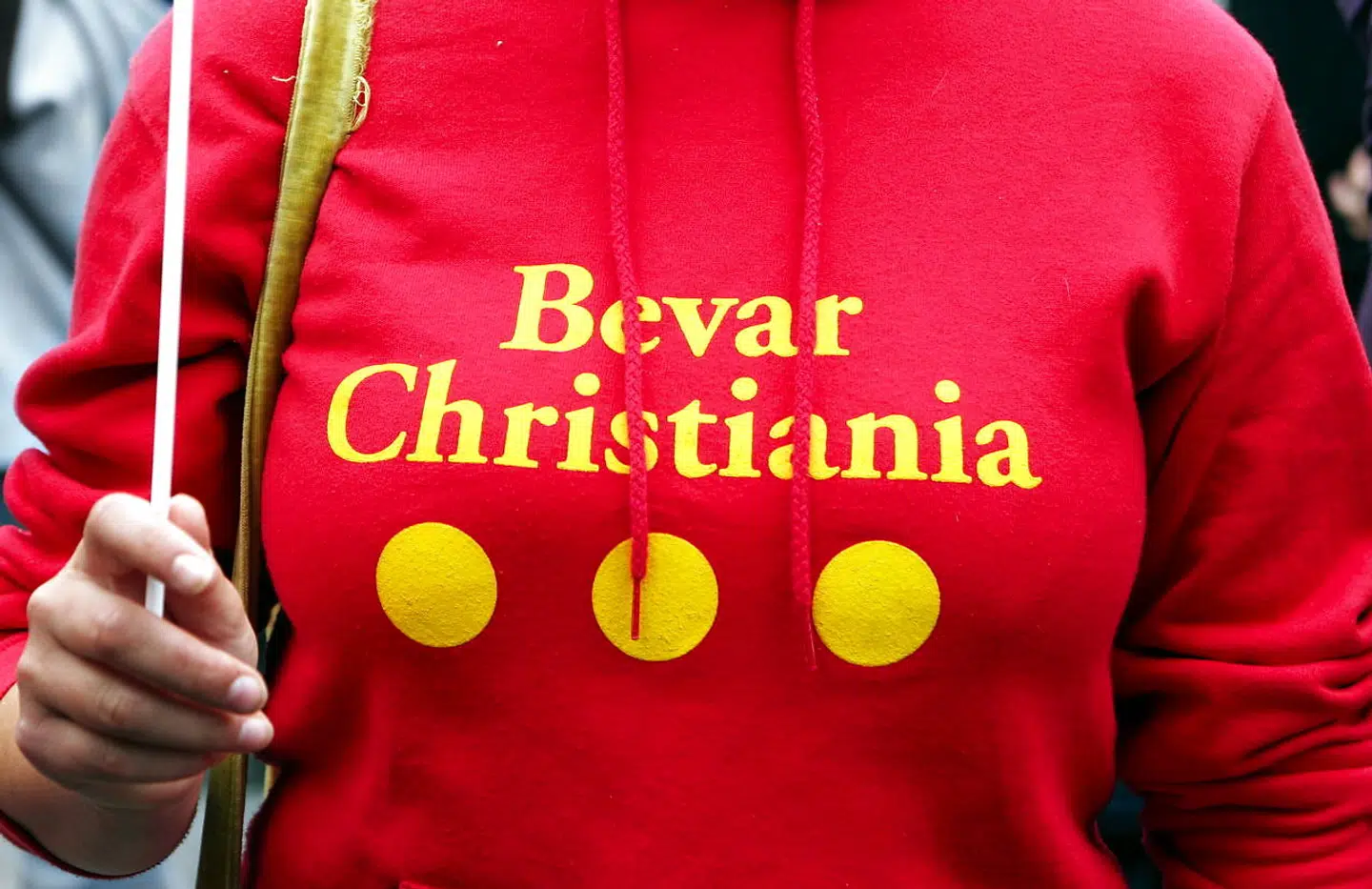 »Før man får set sig om til fest, står der nemlig pludselig en hvid mand med dreadlocks og en Bevar Christiania-trøje op ad én, og håber på, at man vil med hjem og sove på den skummadras, han har liggende på gulvet på kollegieværelset, der lugter af hash og gokkesokker. Og det vil man ikke.«