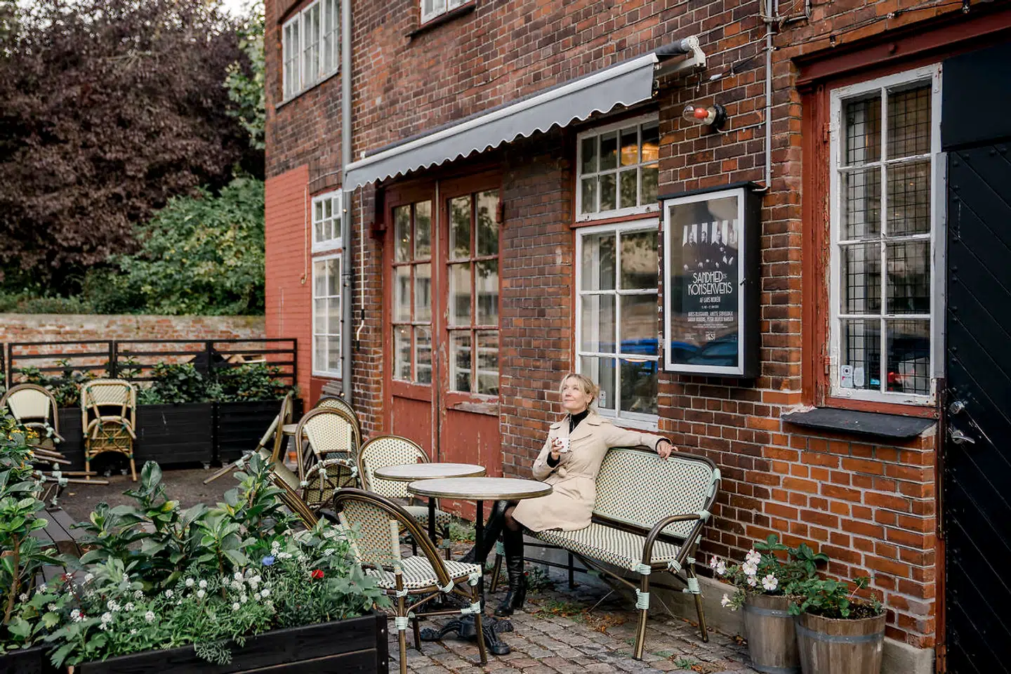 Anette Støvelbæk har et særligt forhold til Teatret ved Sorte Hest, hvor hun ofte optræder. Her i den lille gårdhave, som er et åndehul få meter fra Vesterbrogade og Platanvej.