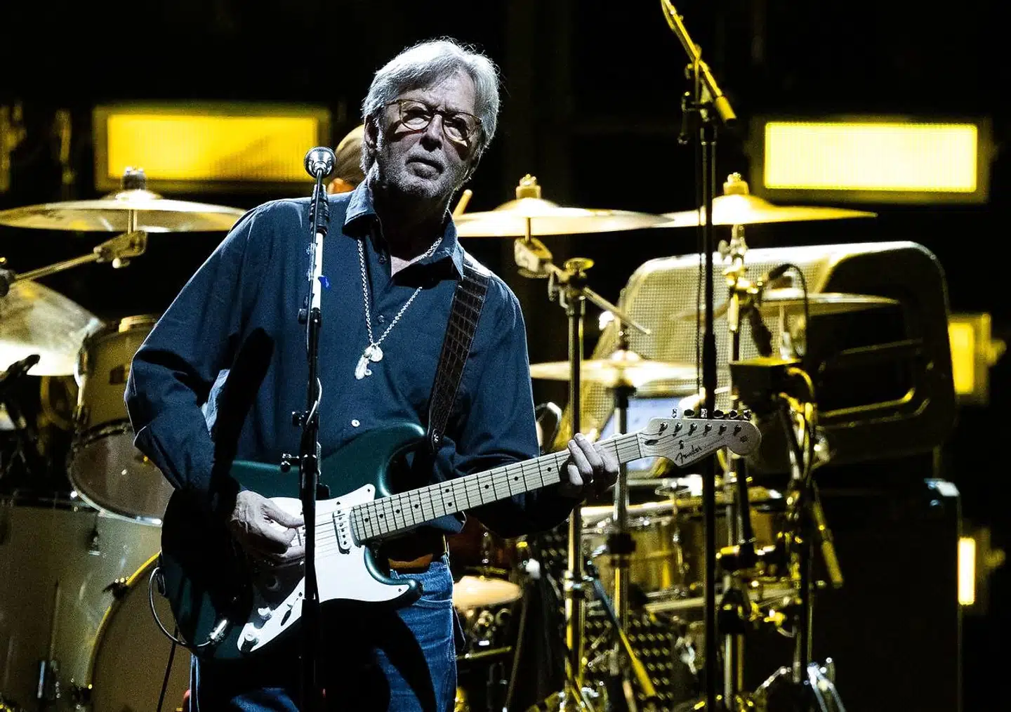 Som vi kender ham: Eric Clapton på en scene med guitar og en bluesrytme – her i Wien i 2019. Han har fået alle de hædersbevisninger, som en musiker kan få, men er der egentlig meget at hædre? spørger Rolling Stone.