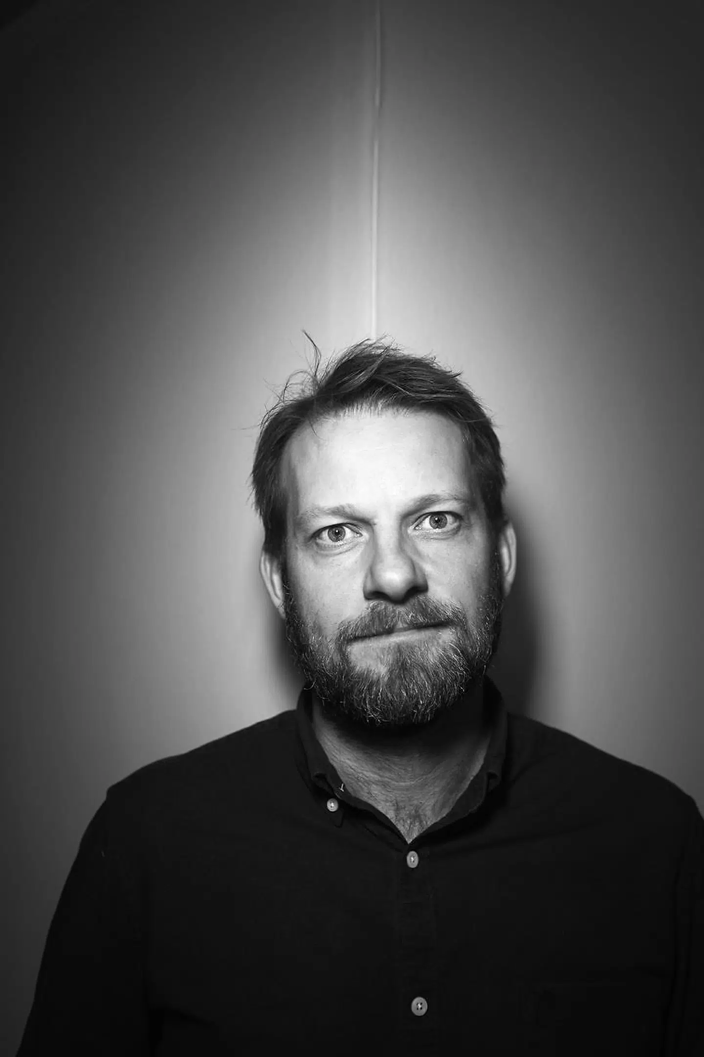 »Der er stadig mange gode forfattere, der debuterer med noget, de har skrevet, efter de kom hjem fra arbejde, og børnene var puttede. Det er simpelthen noget sludder, at kunstner er noget, man er 24/7«, mener Dennis Nørmark.