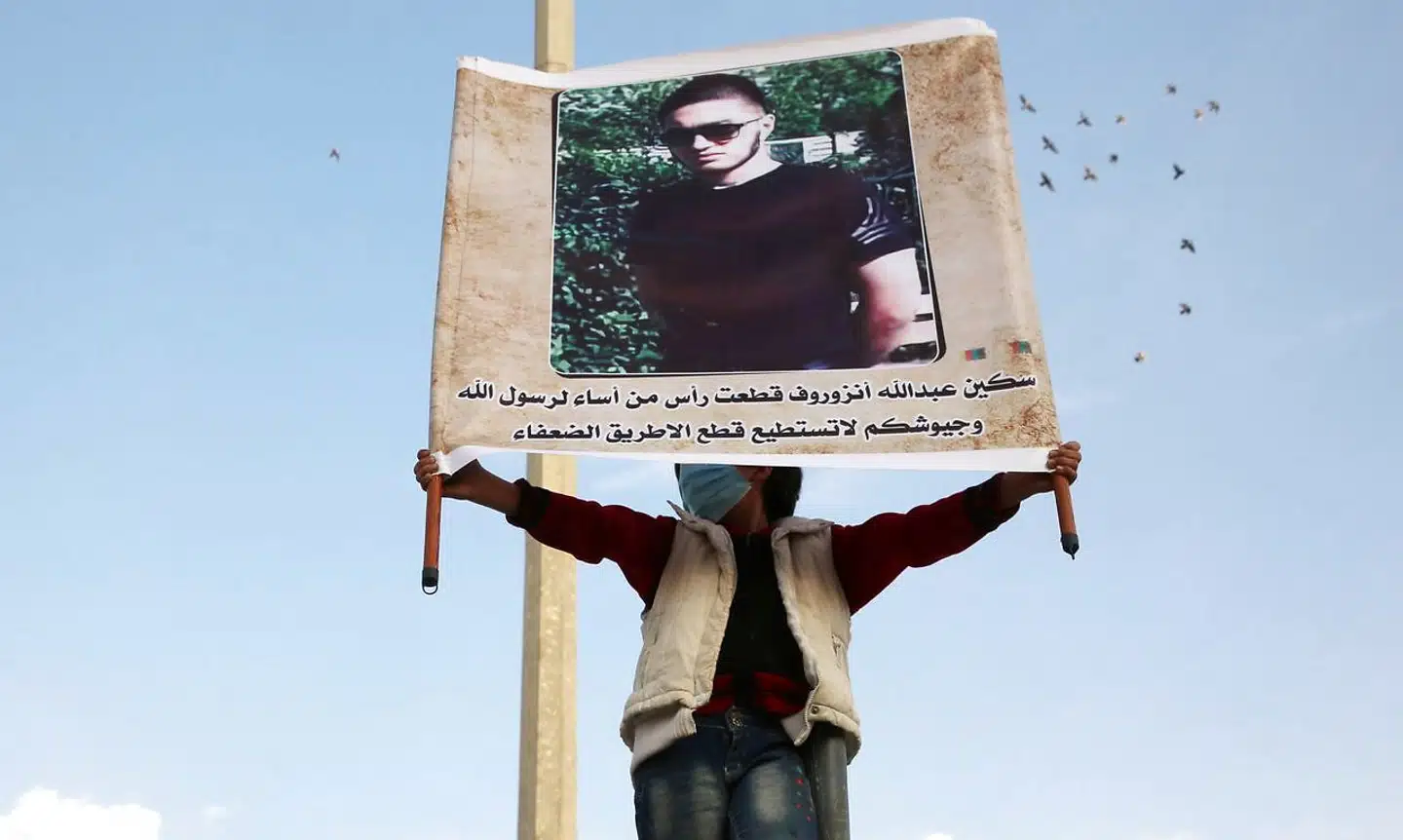 En demonstrant viser under en protest mod præsident Emmanuel Macrons forsvar af Muhammed-tegningerne et billede af Samuel Patys morder, Abdullakh Anzorov. Det var den unge tjetjener, der førte kniven, men han blev ledt på vej mod sin ugerning af en lang række medskyldige.