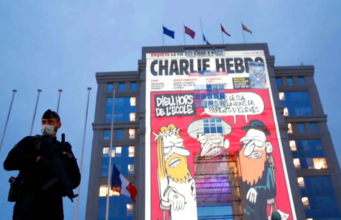 Stemningen var i forvejen spændt, efter at Charlie Hebdo sidste efterår genoptrykte sine karikaturer af profeten. Drabet på Samuel Paty kom til at markere et vendepunkt i Frankrigs kamp mod terror og radikal islam.