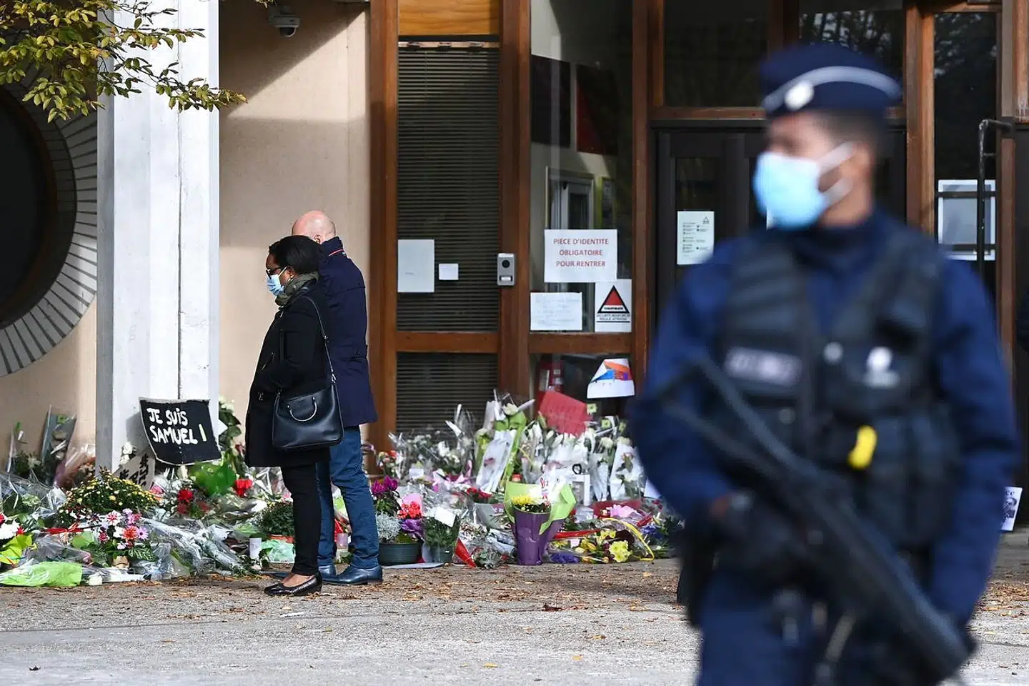 En mindelund med blomster og stearinlys opstod i dagene efter attentatet udenfor gymnasiet, hvor Samuel Paty underviste i Paris-omegnsbyen Conflans-Sainte-Honorine. Fredag og lørdag fandt mindehøjtideligheder sted både her og andre steder i Frankrig i forbindelse med årsdagen for drabet på læreren.