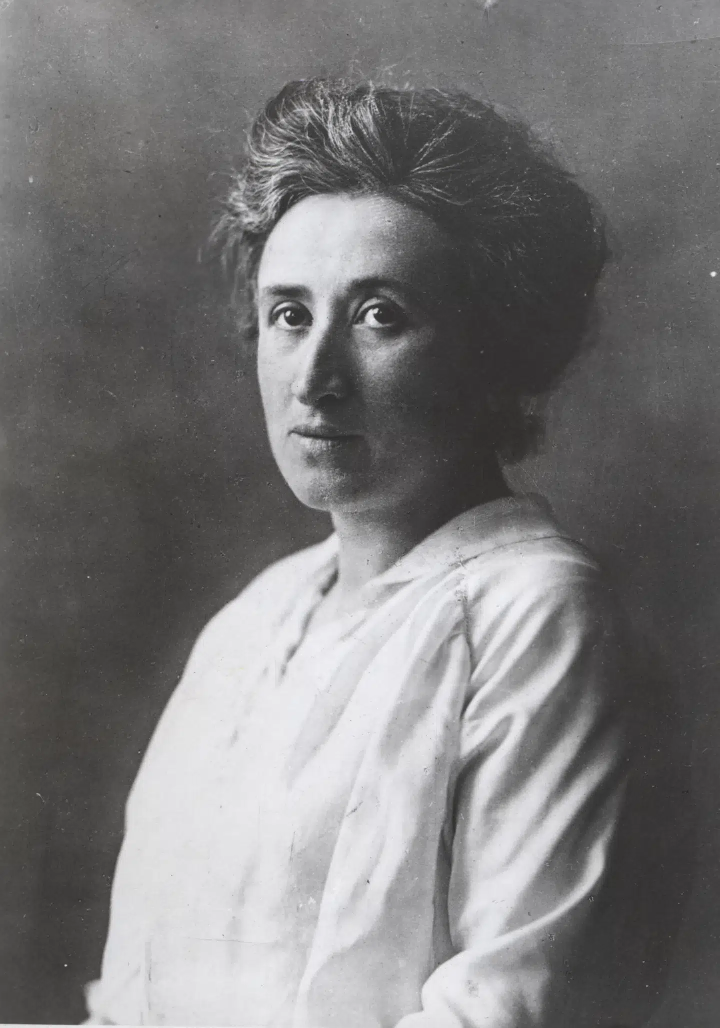 Rosa Luxemburg var blandt de mange kendte og senere vigtige socialistiske ledere, der kom til Købehavn i 1910. Hun kom til arbejderbygningen i Rømersgade. I 1919 blev hun myrdet og hendes lig smidt i en af Berlins floder.