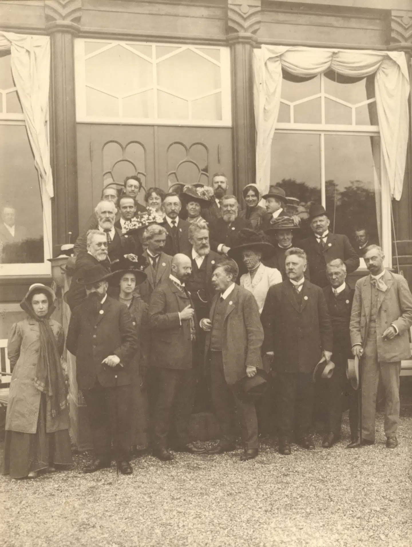 Socialistkongressen 1910 på udflugt. Blandt de mange berømtheder var Angelica Balabanoff, der ses yderst til venstre. Hun fik et eventyrligt liv og blev blandt andet politisk leder i Italien, hvor hun kendte Mussolini godt, mens han endnu var socialist. Hun skrev, at han var en skrækkelig personage.