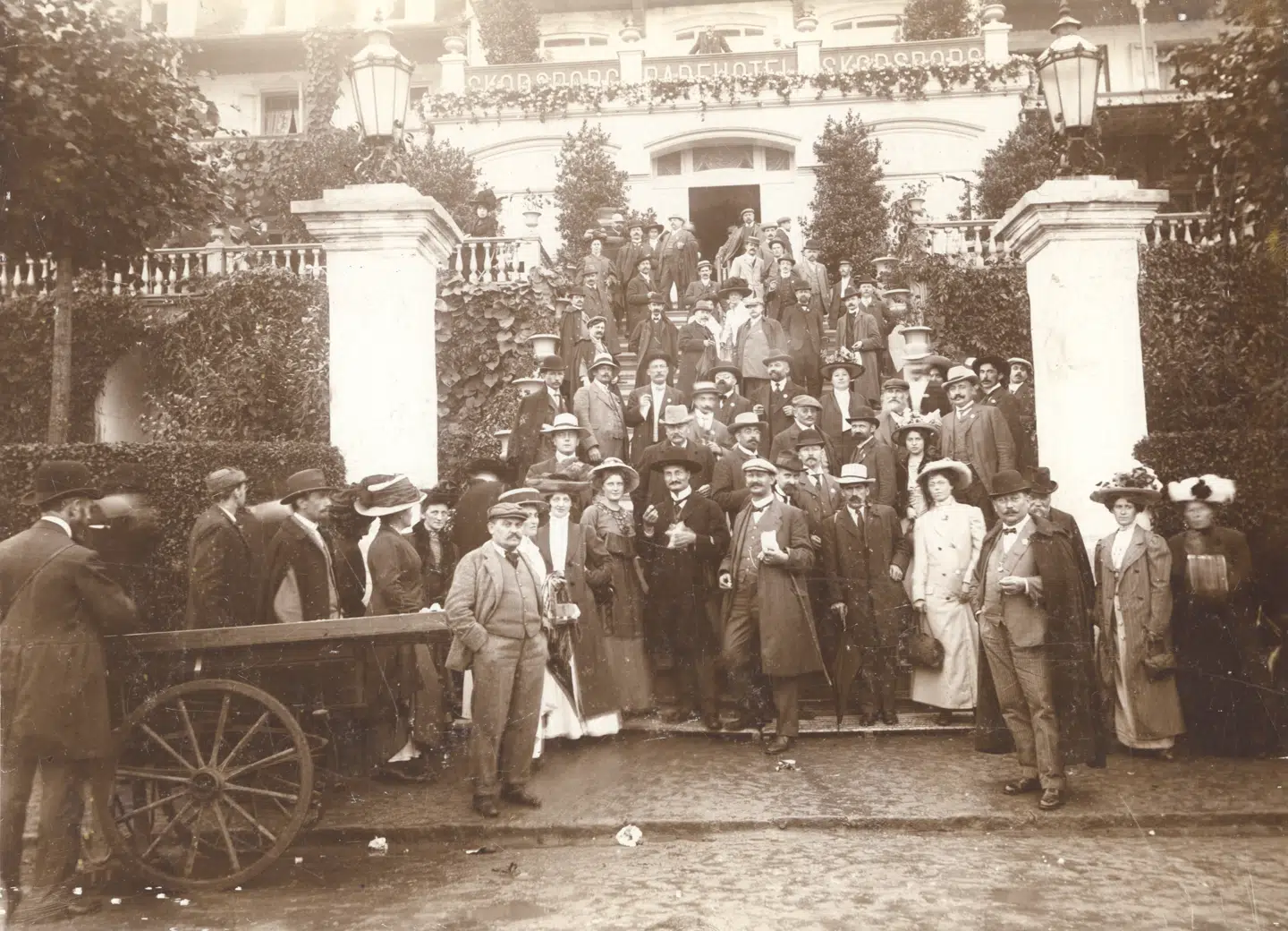 Socialistkongressen på udflugt til Skodsborg Badehotel 1910. Det vakte den borgerlige presses forundring og moro, at de revolutionære drog afsted til det fine badehotel.