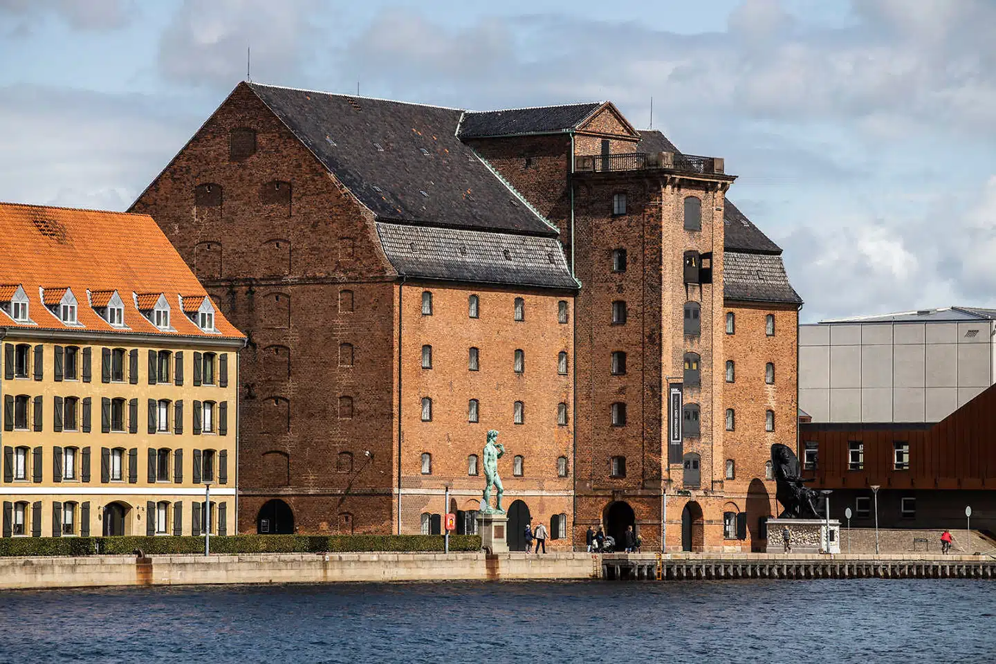 Vestindisk Pakhus, som ligger på Toldbogade i København, bliver diskuteret som muligt sted, hvor et dansk kolonihistorisk museum kan ligge.