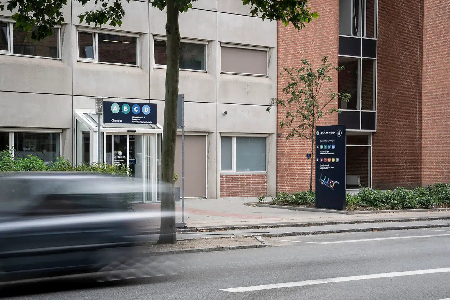 København har i øjeblikket over 20.000 ledige, der er vurderet jobparate. Gennem to år har man ikke lavet henvisninger til job. Nu viser en stikprøve, at alle adspurgte kommuner undtagen én foretager henvisninger.