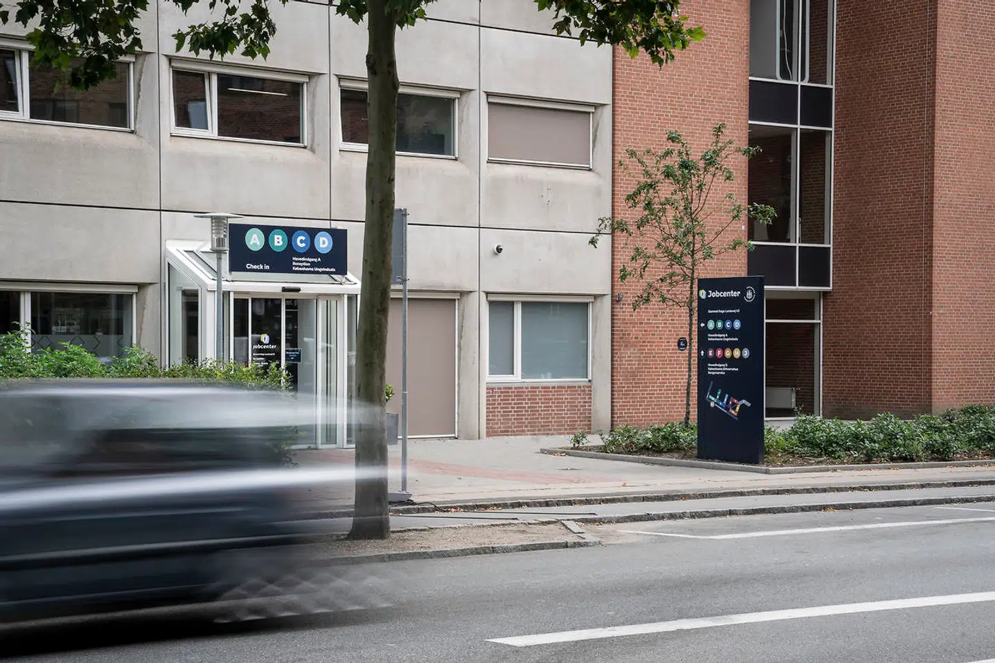 København har i øjeblikket over 20.000 ledige, der er vurderet jobparate. Gennem to år har man ikke lavet henvisninger til job. Nu viser en stikprøve, at alle adspurgte kommuner undtagen én foretager henvisninger.