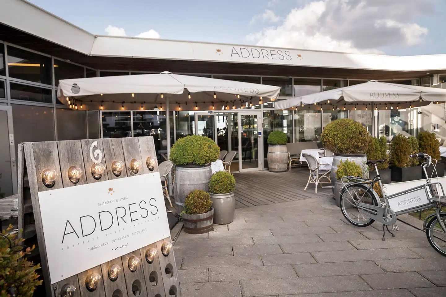 Address har til huse i Tuborg Havnepark i en lav futuristisk bygning.